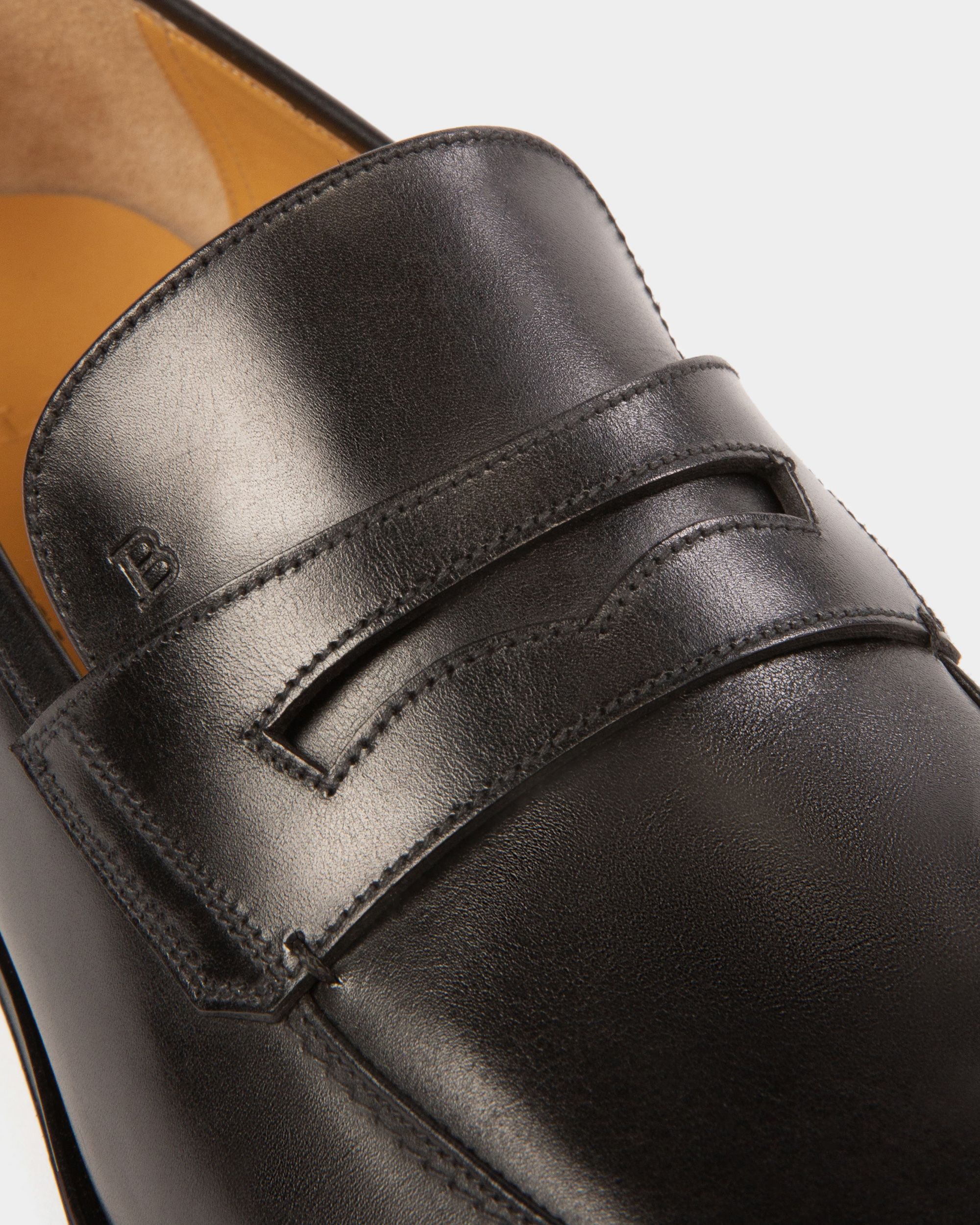 Bally Global - Webb Leather Loafers In Black - Negro