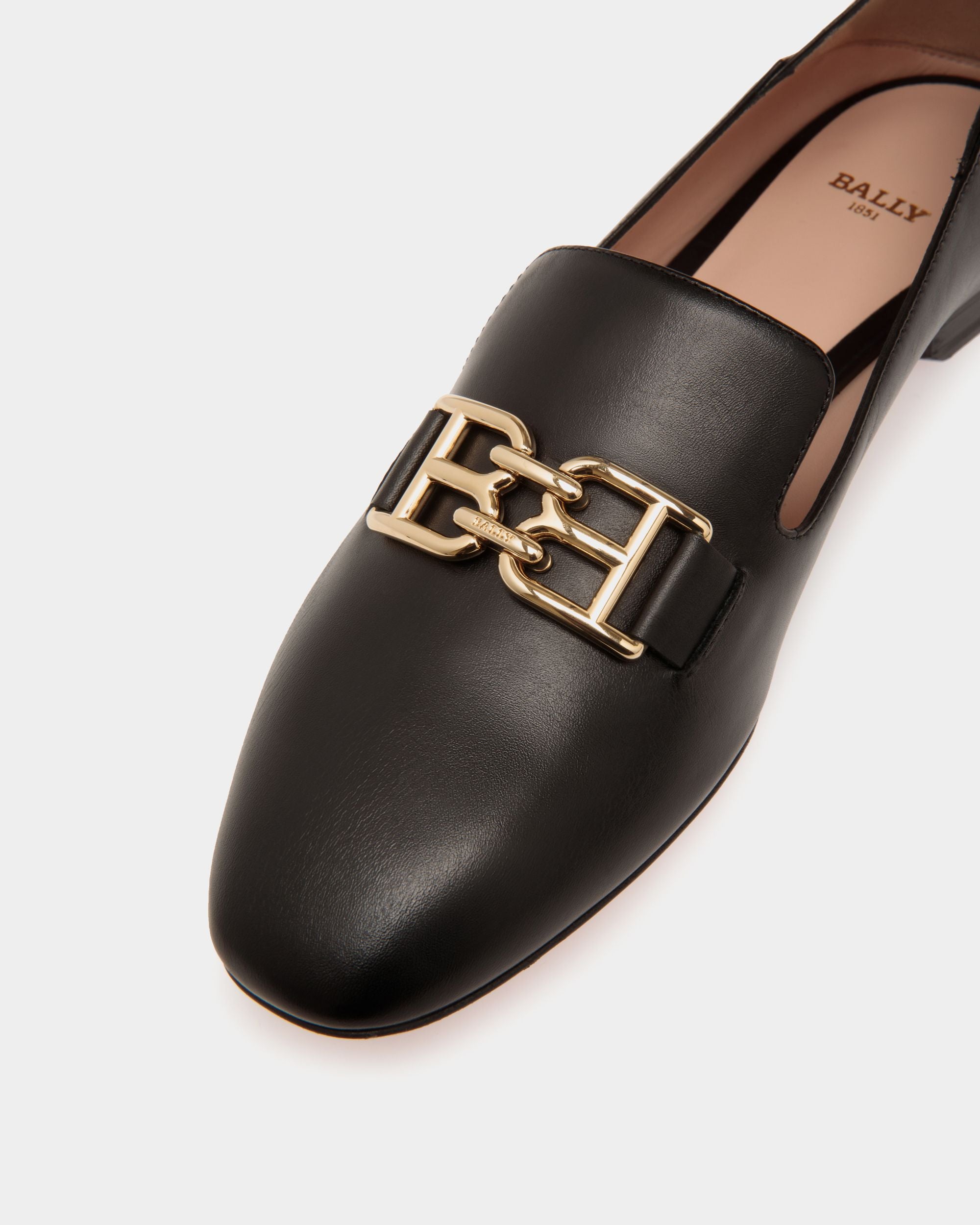 Bally Global - B Chain Flats In Black Leather - Black