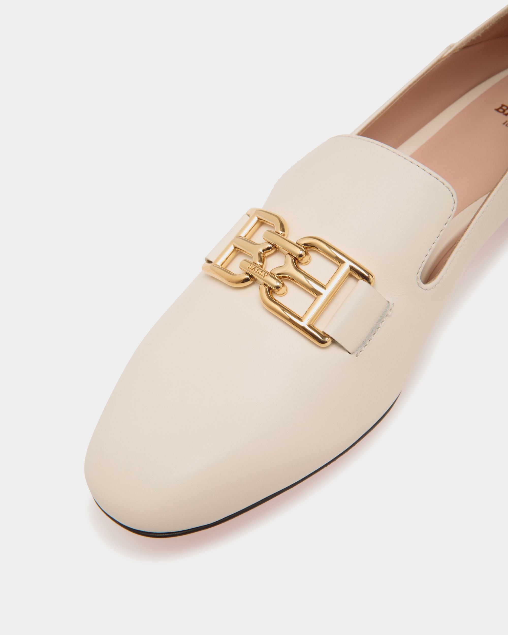 Bally Global - B Chain Flats In White Leather - White