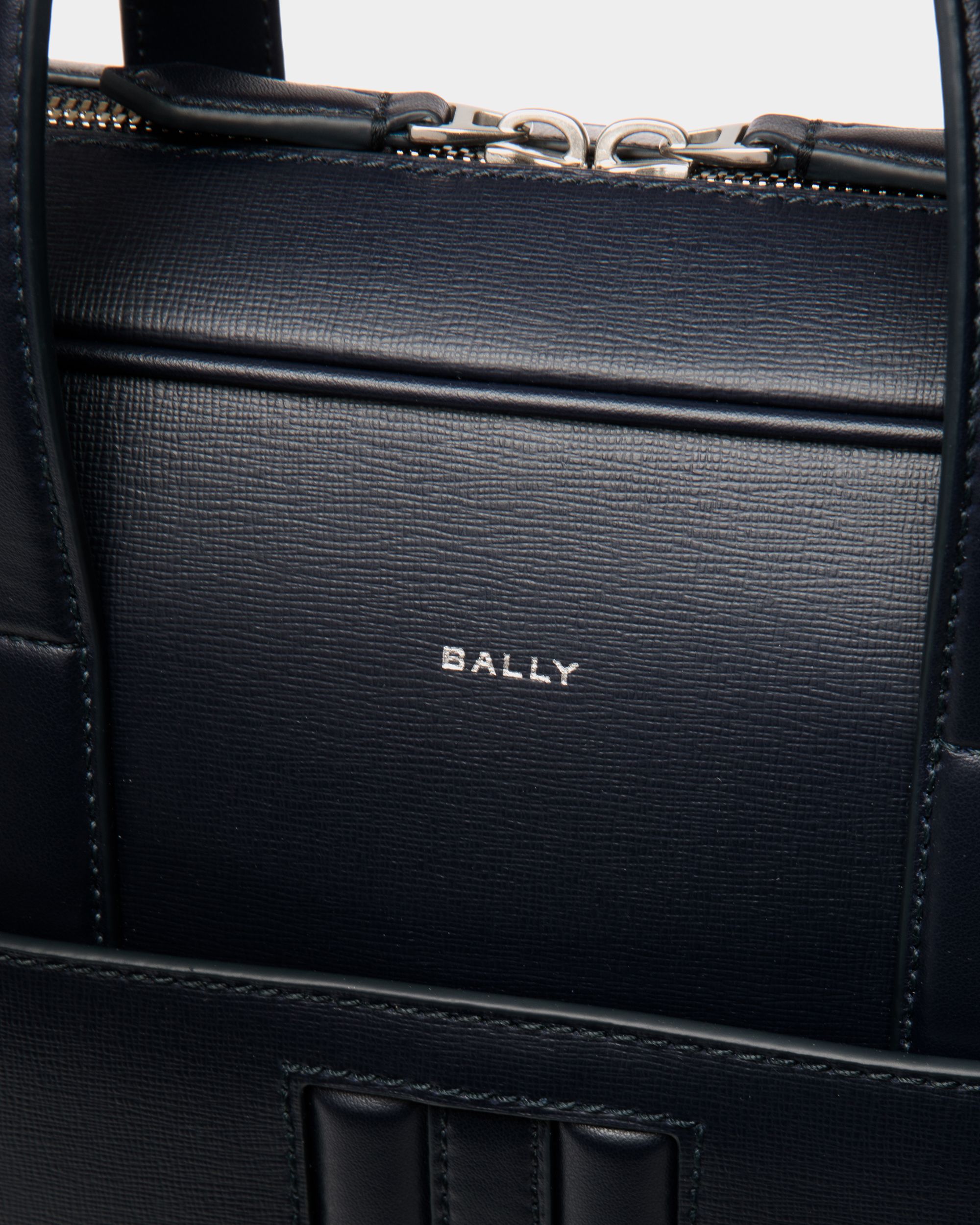 Bally Global - Cartable Mythos En Cuir Recyclé Navy Blue - Bleu