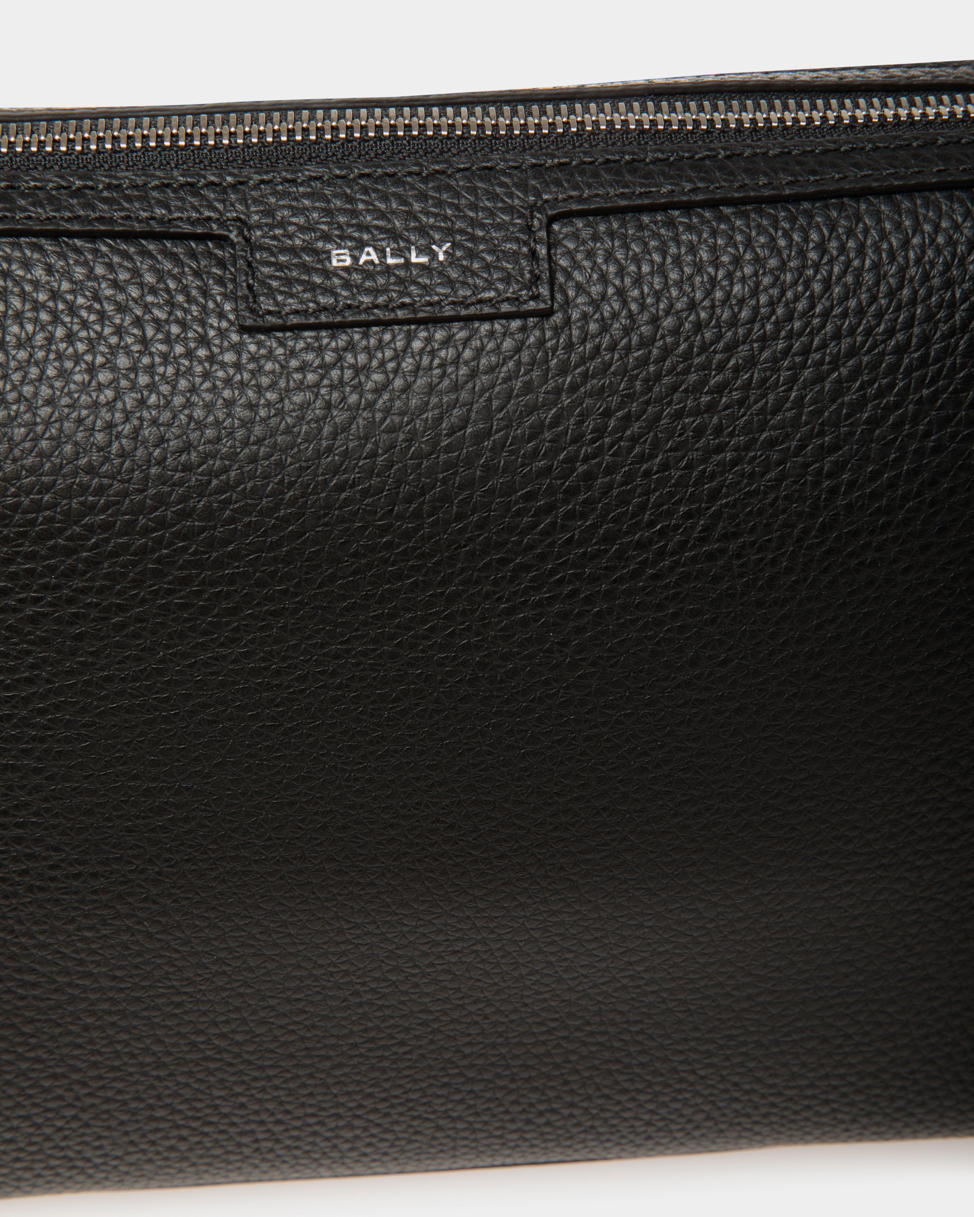 Bally Global - Bolso Messenger Code Pequeño De Piel Granulada Color Negro - Negro