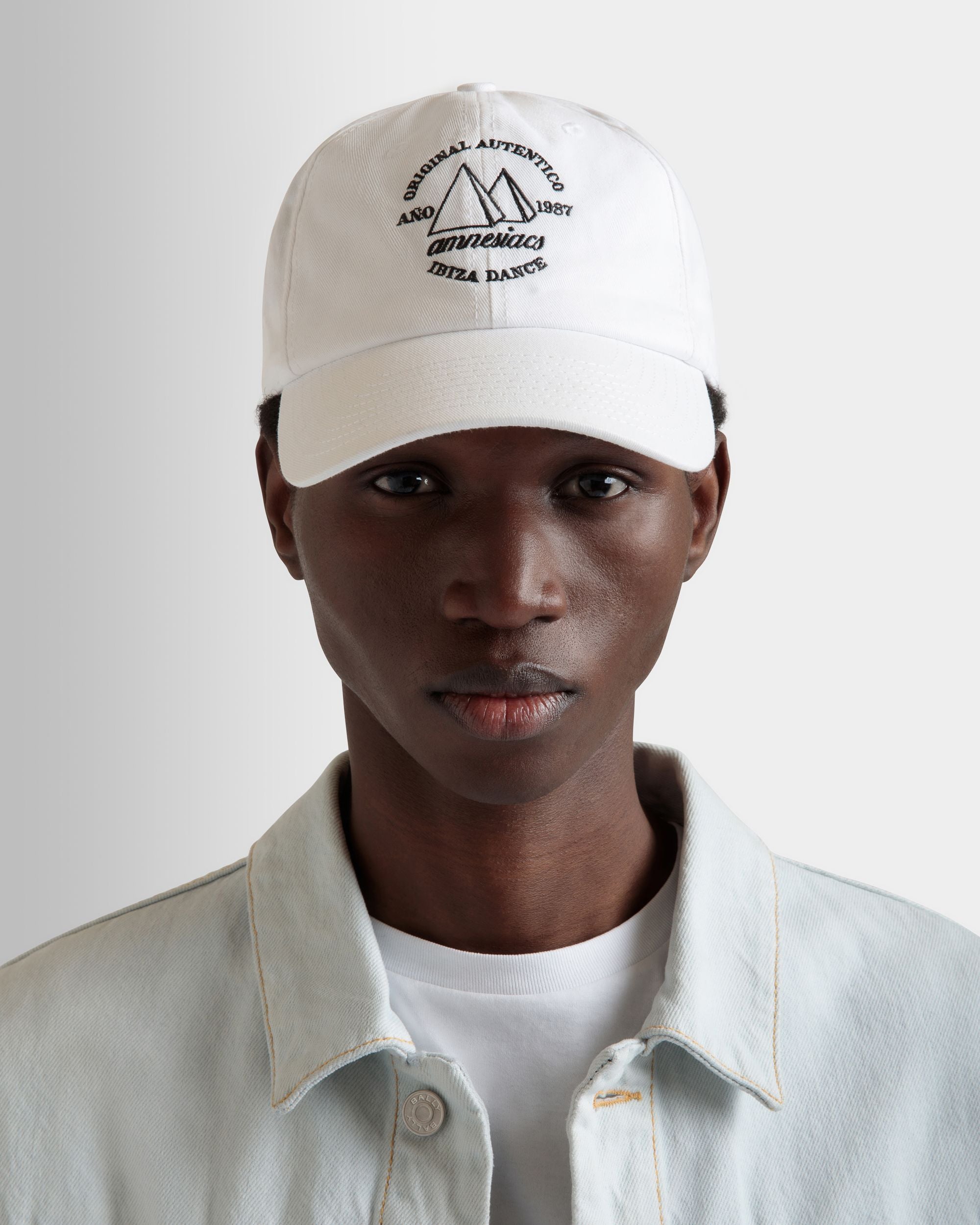 Bally Global - Gorra DJ Leo Mas X Bally De Algodón Blanco Con Bordado Amnesia - Blanco