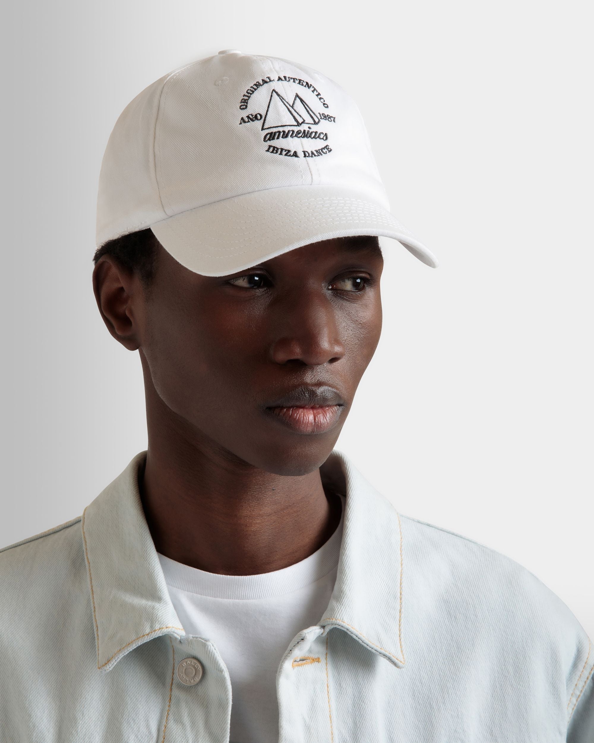 Bally Global - Gorra DJ Leo Mas X Bally De Algodón Blanco Con Bordado Amnesia - Blanco