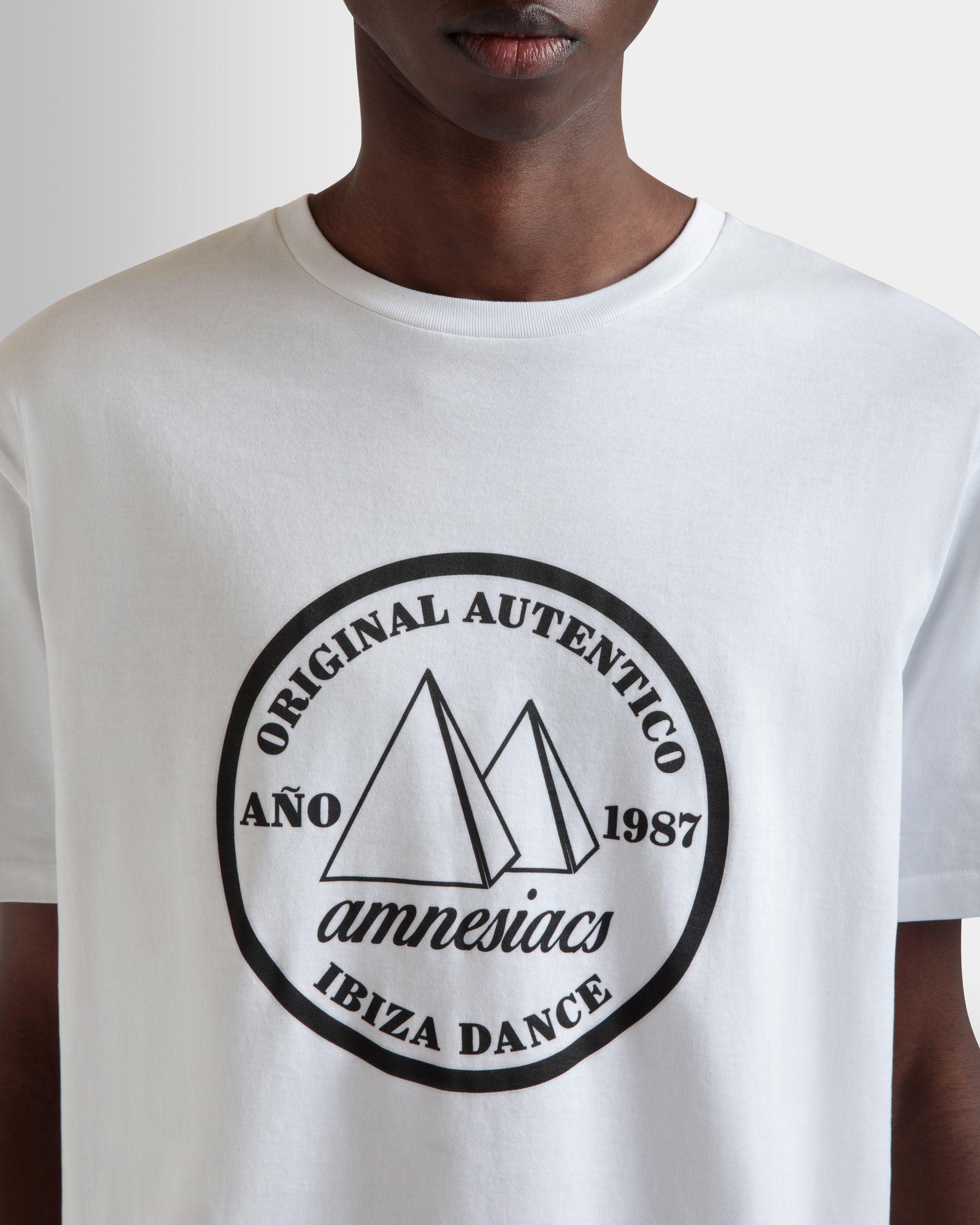 Bally Global - DJ Leo Mas x Bally T-Shirt in White Cotton with an Amnesia Print - Blanco
