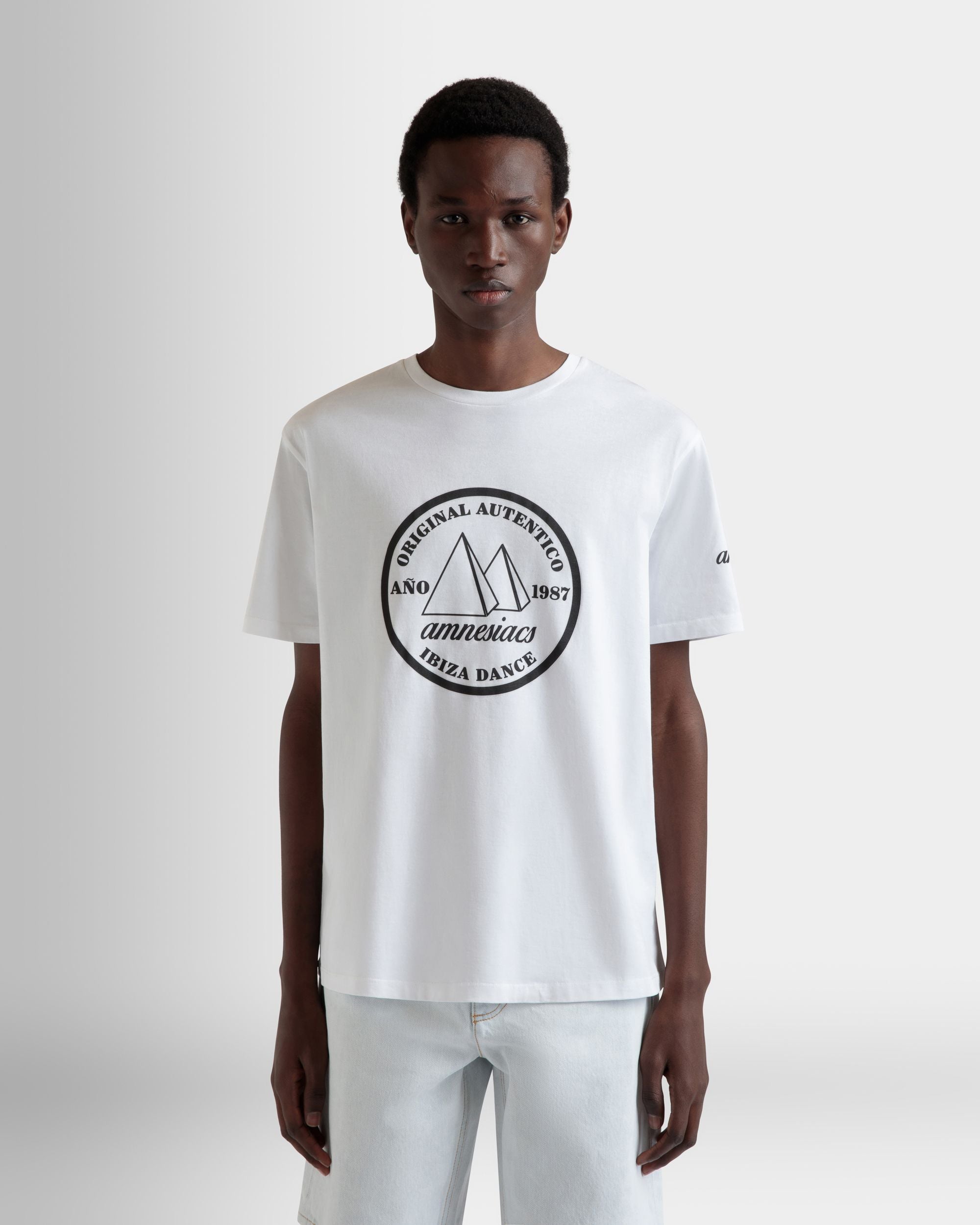 Bally Global - DJ Leo Mas x Bally T-Shirt in White Cotton with an Amnesia Print - Blanco