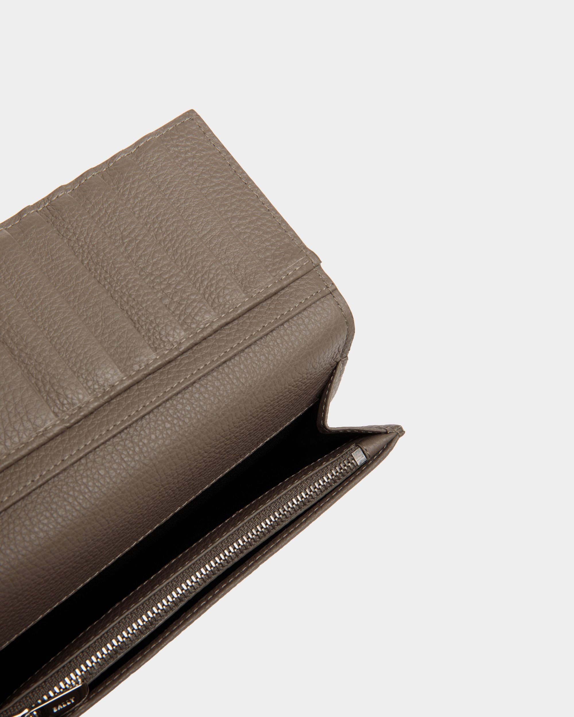 Bally Global - Continental Wallet in Beige Embossed Leather - Grey