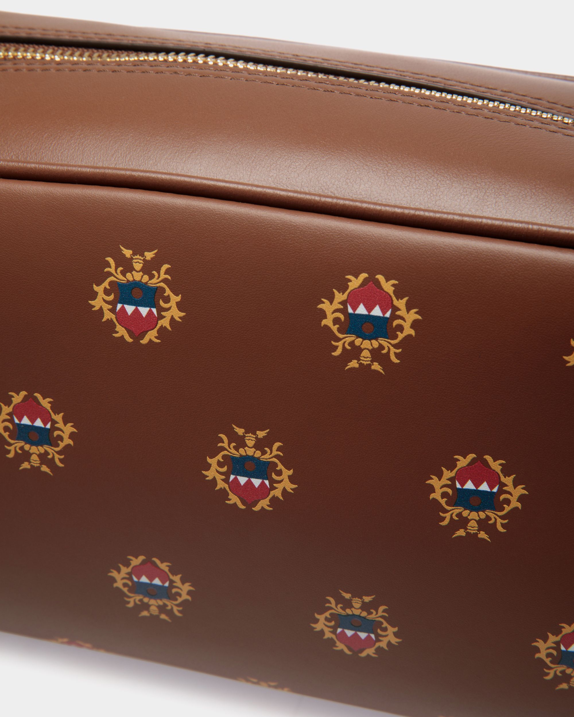 Bally Global - Neceser Easy Bally De Piel Marrón Con Escudo Bally Crest Estampado - Marrón