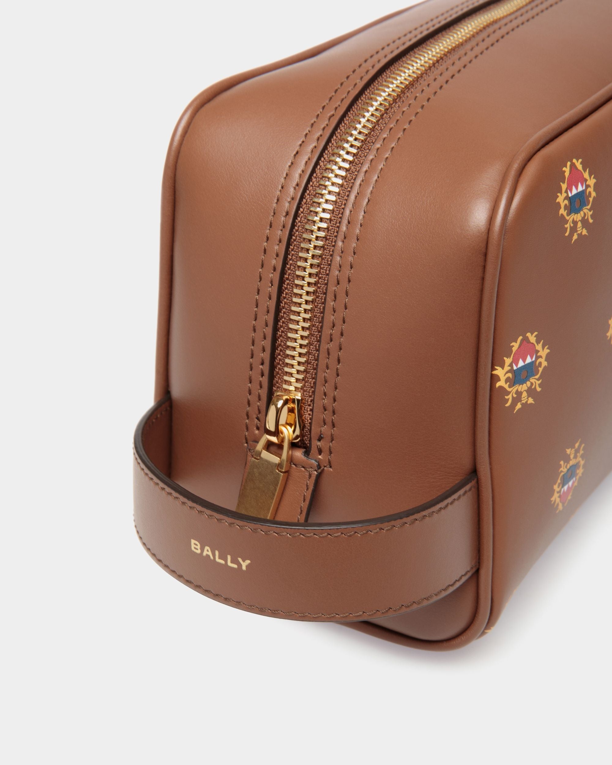 Bally Global - Neceser Easy Bally De Piel Marrón Con Escudo Bally Crest Estampado - Marrón