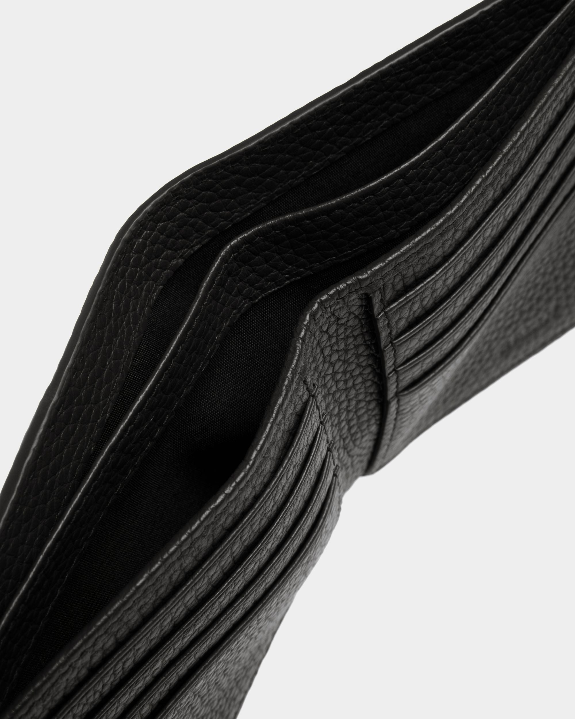 Bally Global - Ribbon Bifold In Black Grained Leather - Black