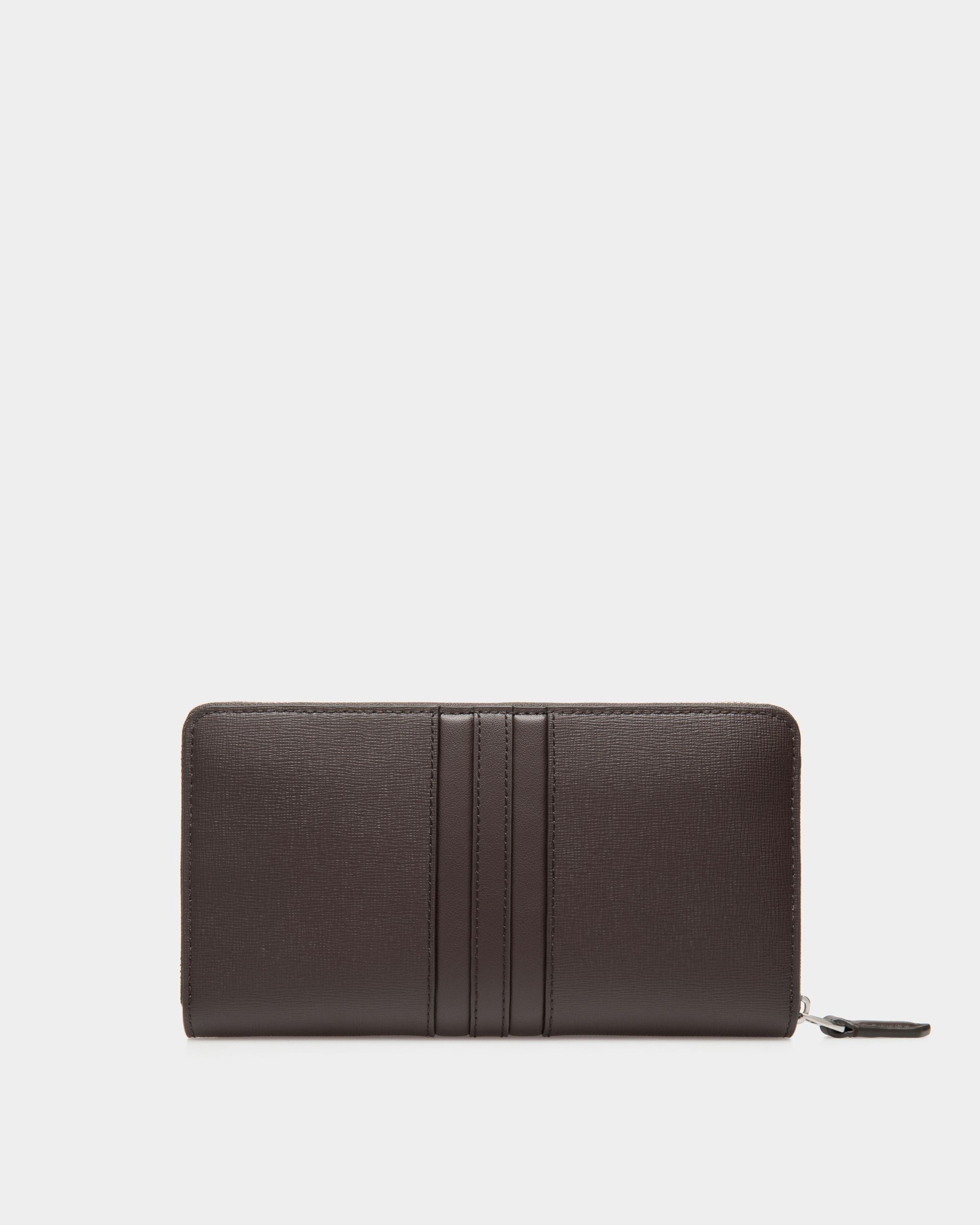 Bally Global - Cartera Con Cremallera Alrededor Mythos De Piel Reciclada Ébano - Marrón