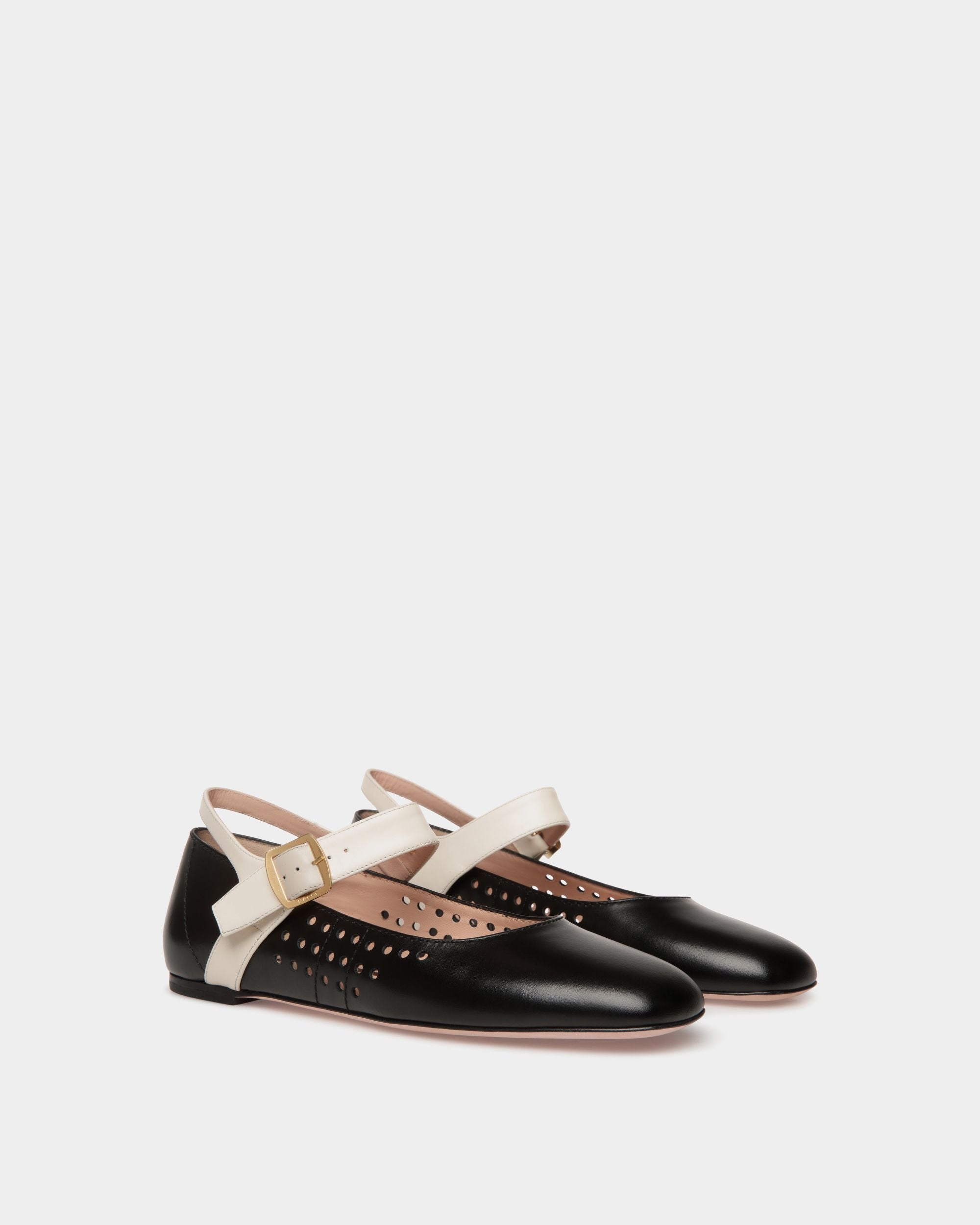 Bally Global - Chaussure À Talon Plat Ballyrina En Cuir Noir Et Blanc - Noir