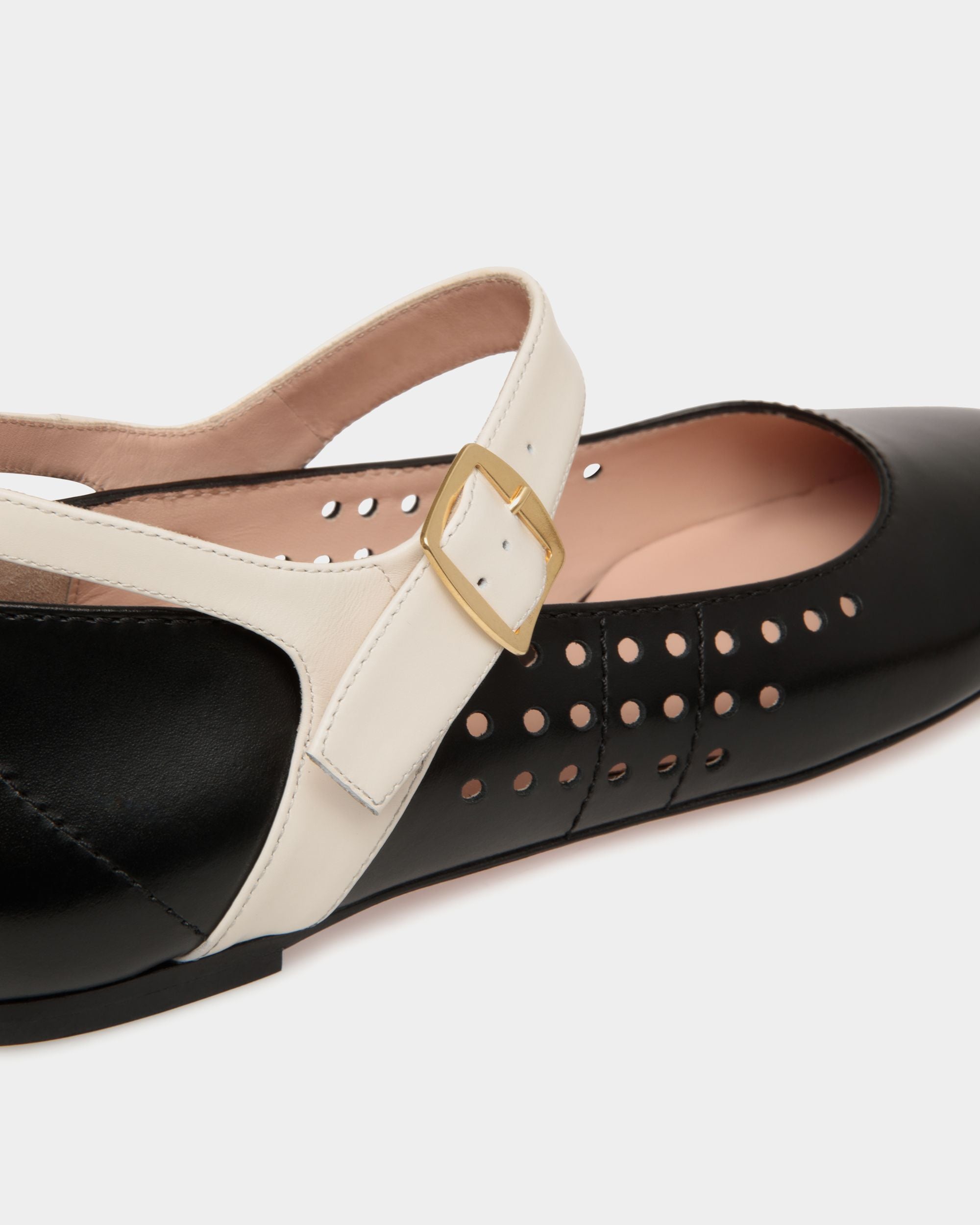 Bally Global - Chaussure À Talon Plat Ballyrina En Cuir Noir Et Blanc - Noir