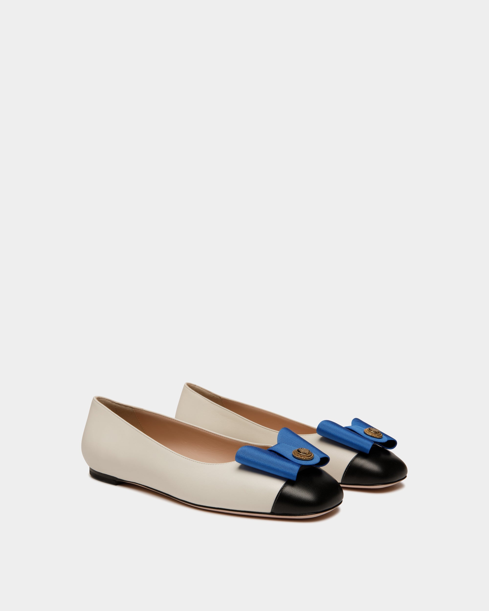 Bally Global - B-Bow Flat in White and Black Leather - Blanc