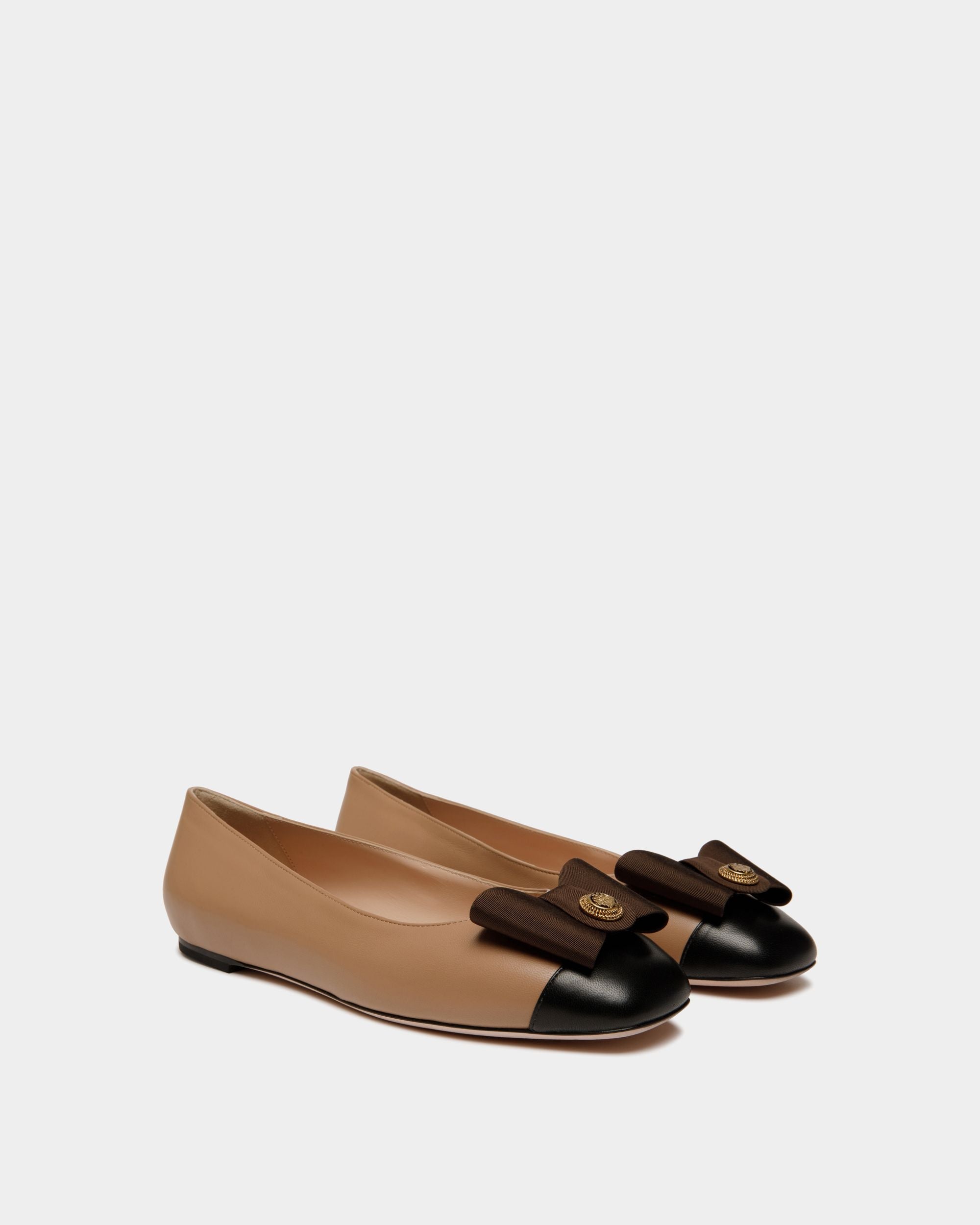 Bally Global - Chaussure À Talon Plat B-Bow En Cuir Praline Beige - Beige