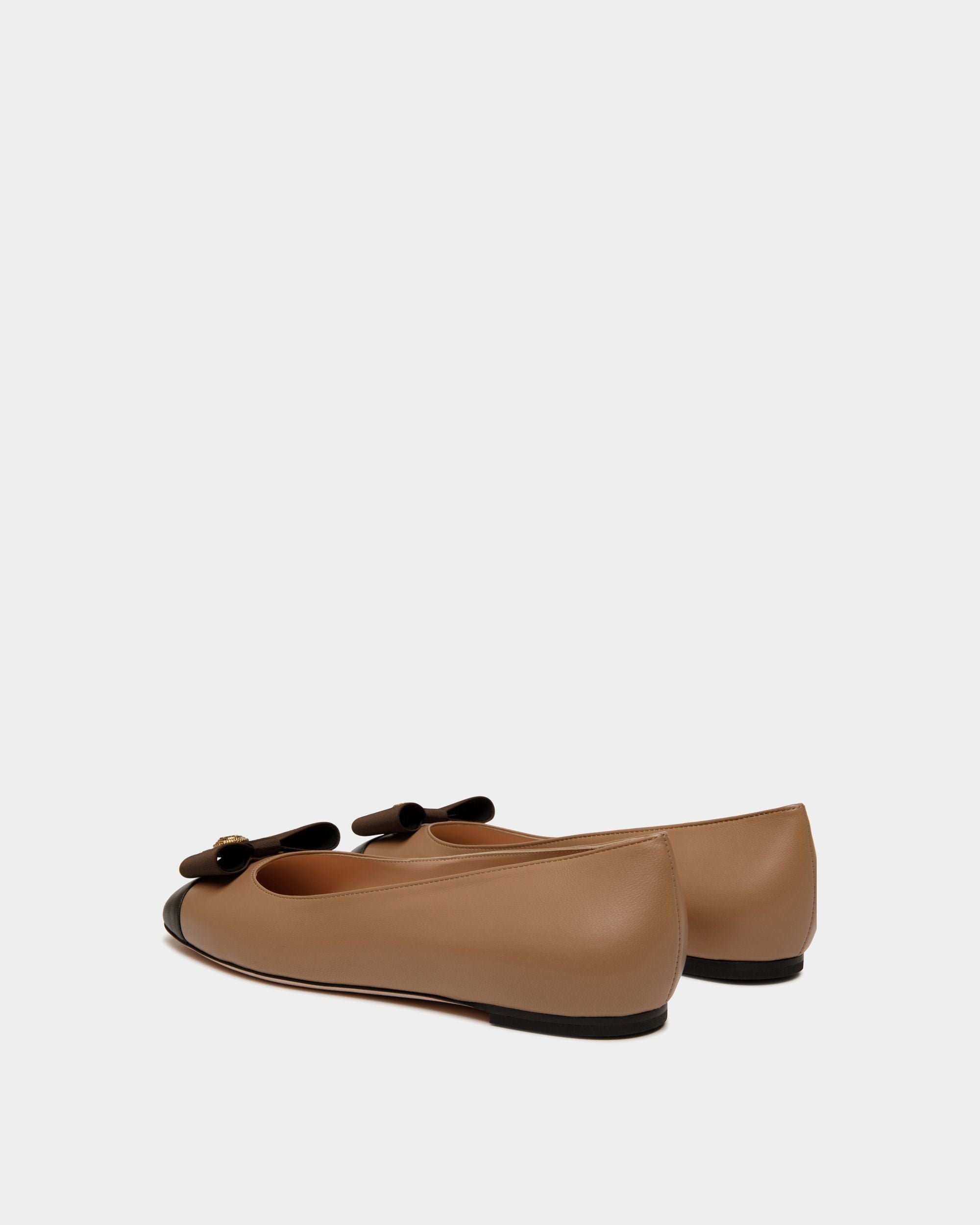 Bally Global - Chaussure À Talon Plat B-Bow En Cuir Praline Beige - Beige