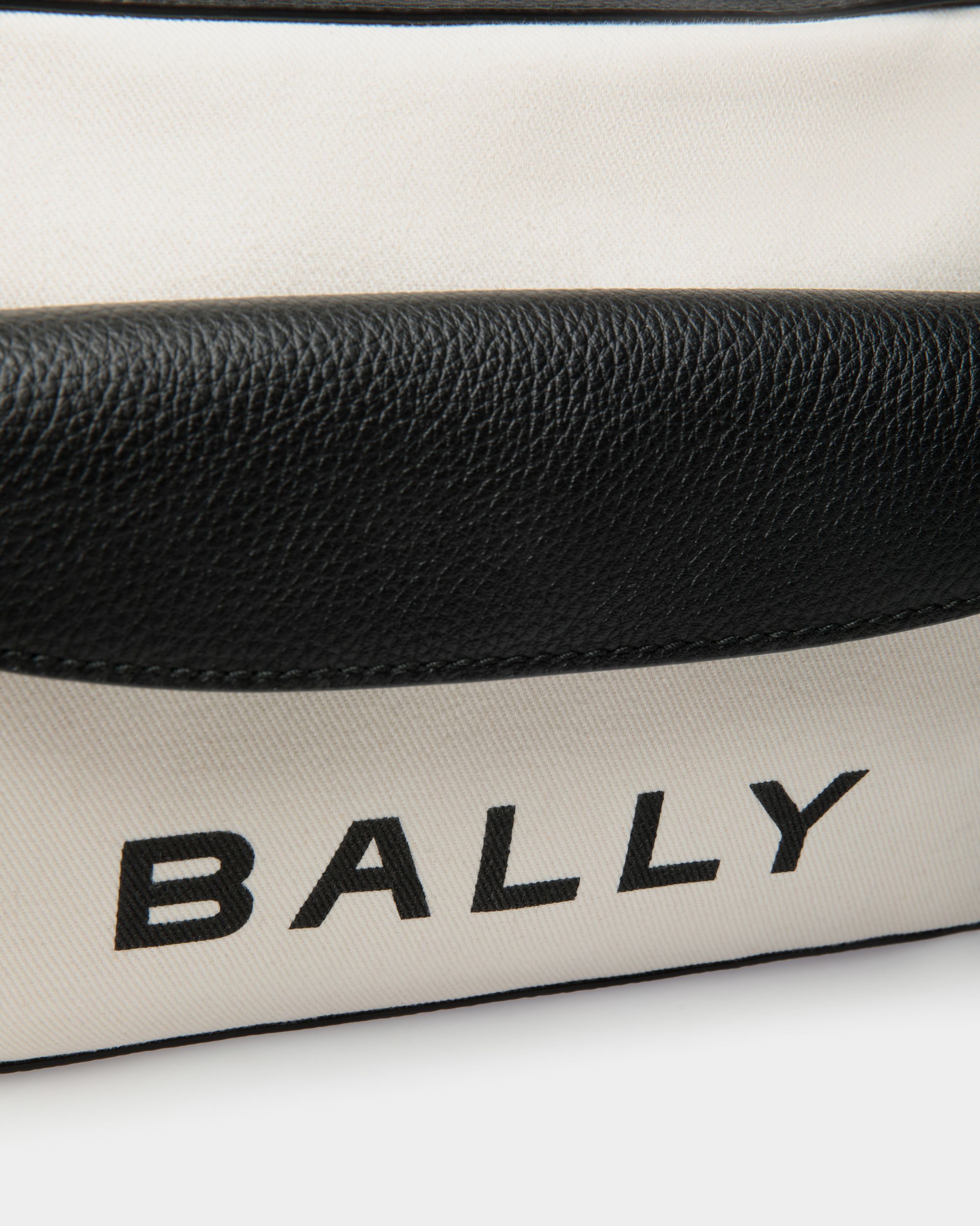 Bally Global - Bolso Bandolera Bar De Tela Blanca Y Piel Negra - Blanco