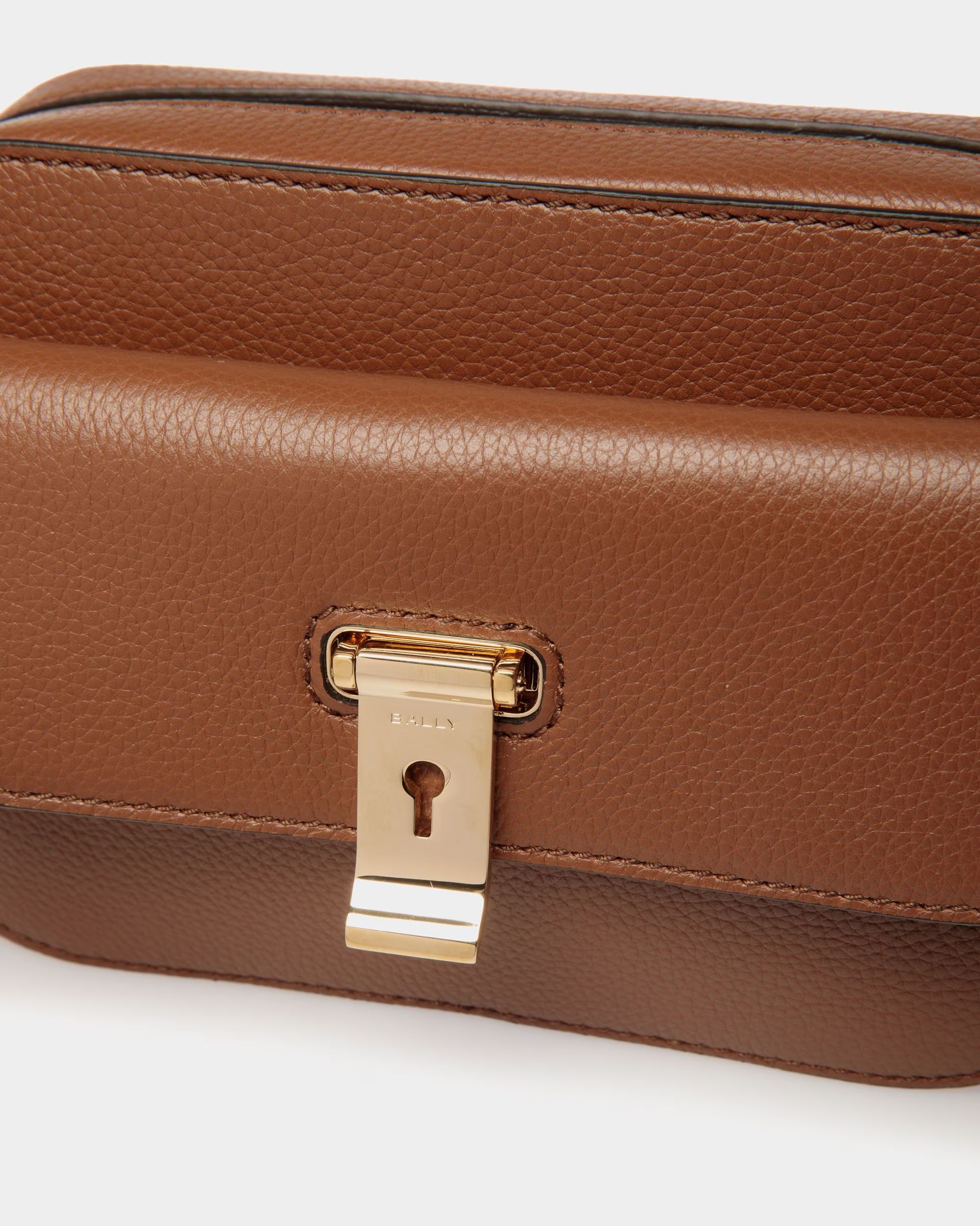 Bally Global - Petit Sac À Bandoulière Lock Me En Cuir Grainé Marron - Marron