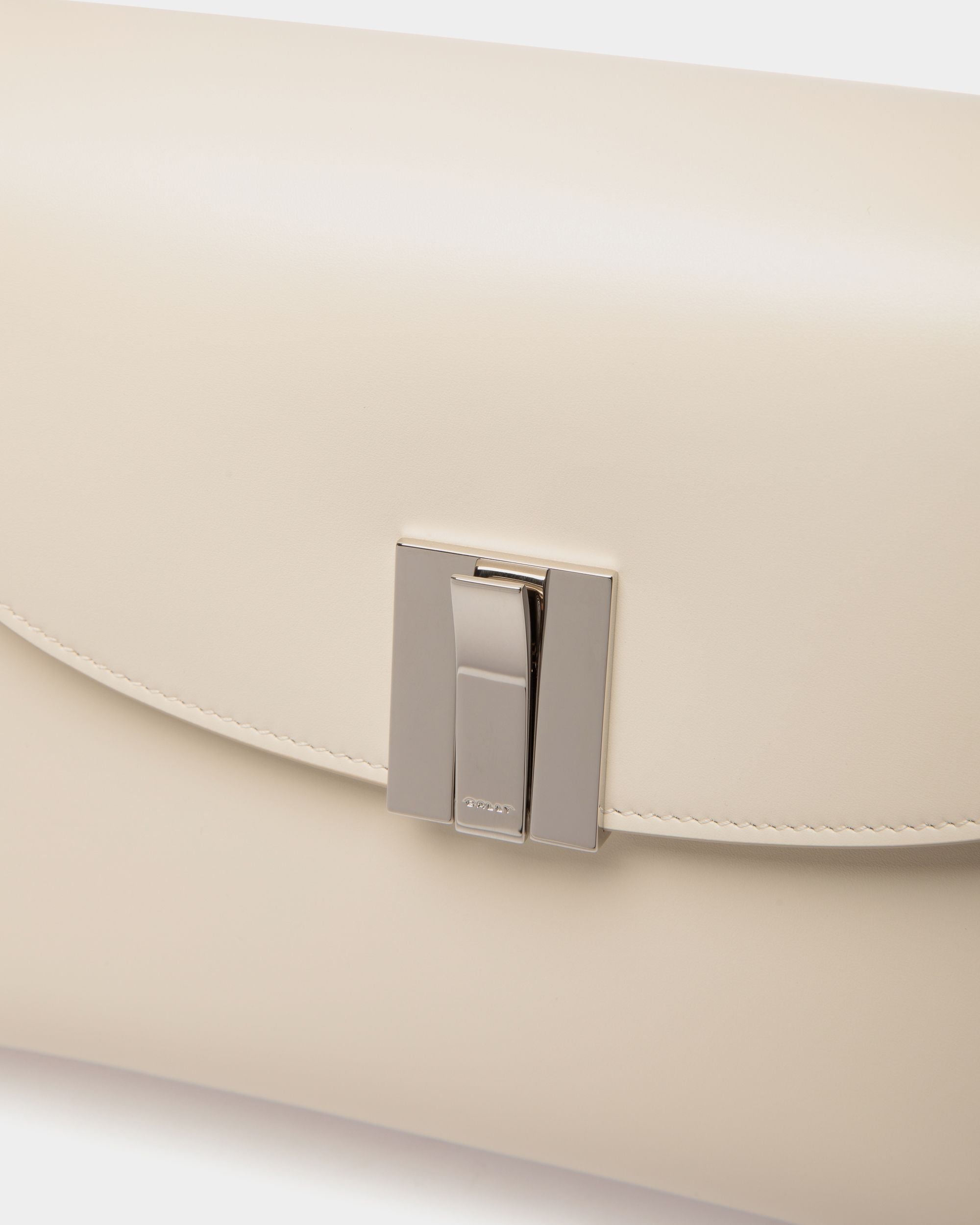 Bally Global - Ollam Shoulder Bag in White Leather - Blanc