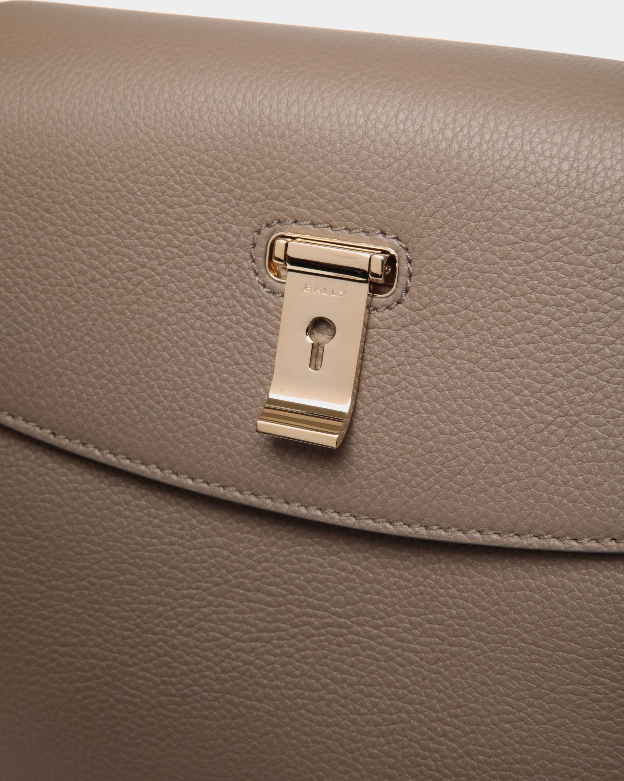 Bally Global - Bolso Con Asa Superior Lock Me De Piel Granulada Topo - Marrón