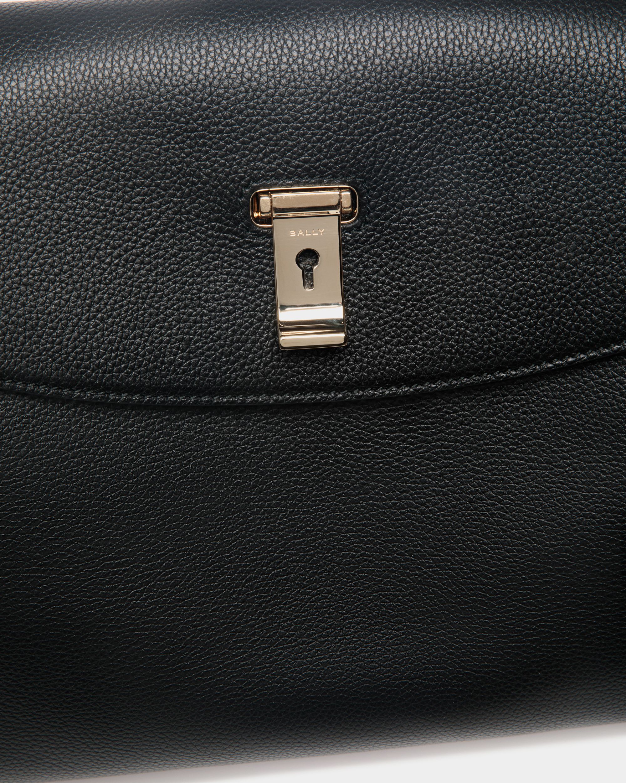 Bally Global - Bolso Con Asa Superior Lock Me De Piel Granulada Negra - Negro