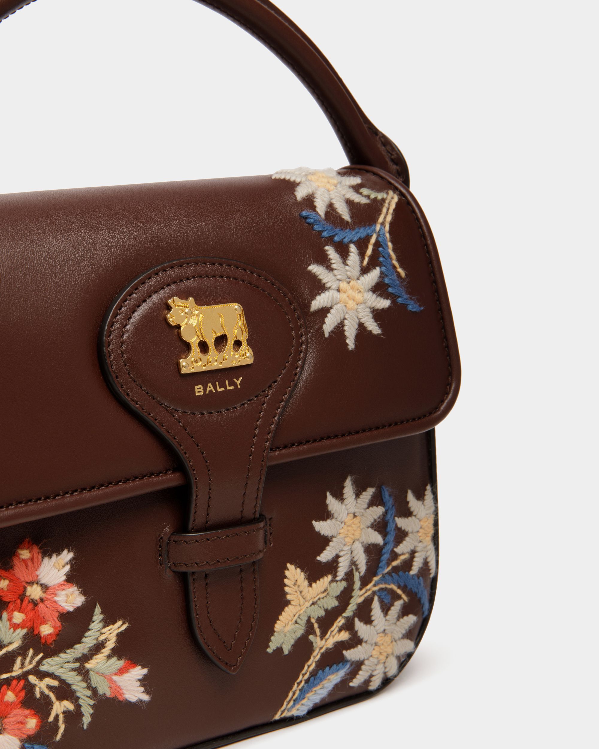 Bally Global - Mini Sac De La Capsule D’hiver En Cuir Châtain Orné De Fleurs Des Alpes - Marron