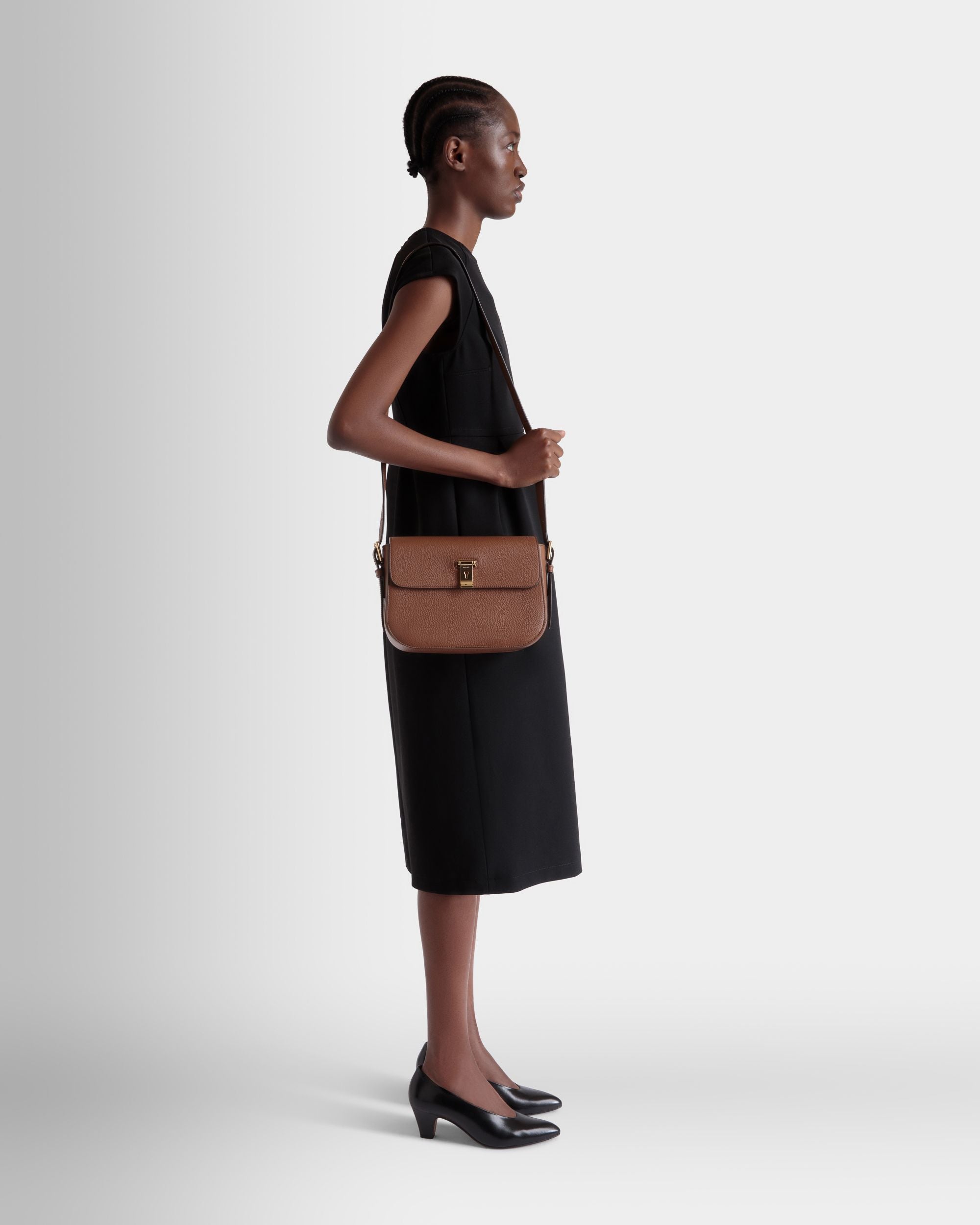 Bally Global - Bolso De Hombro Lock Me De Piel Granulada Marrón - Marrón