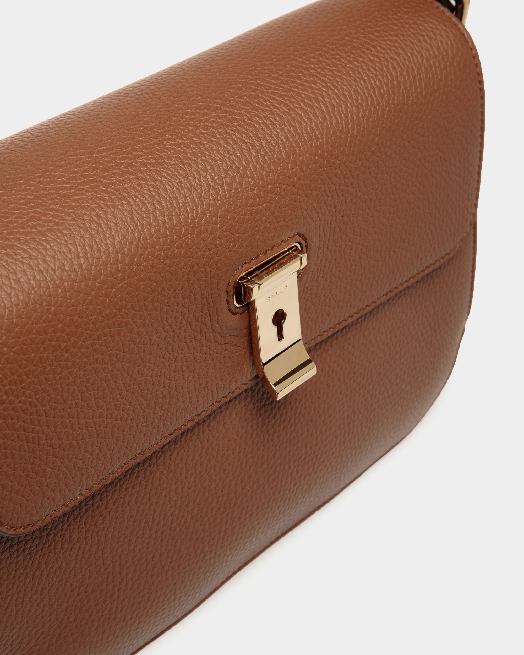 Bally Global - Bolso De Hombro Lock Me De Piel Granulada Marrón - Marrón