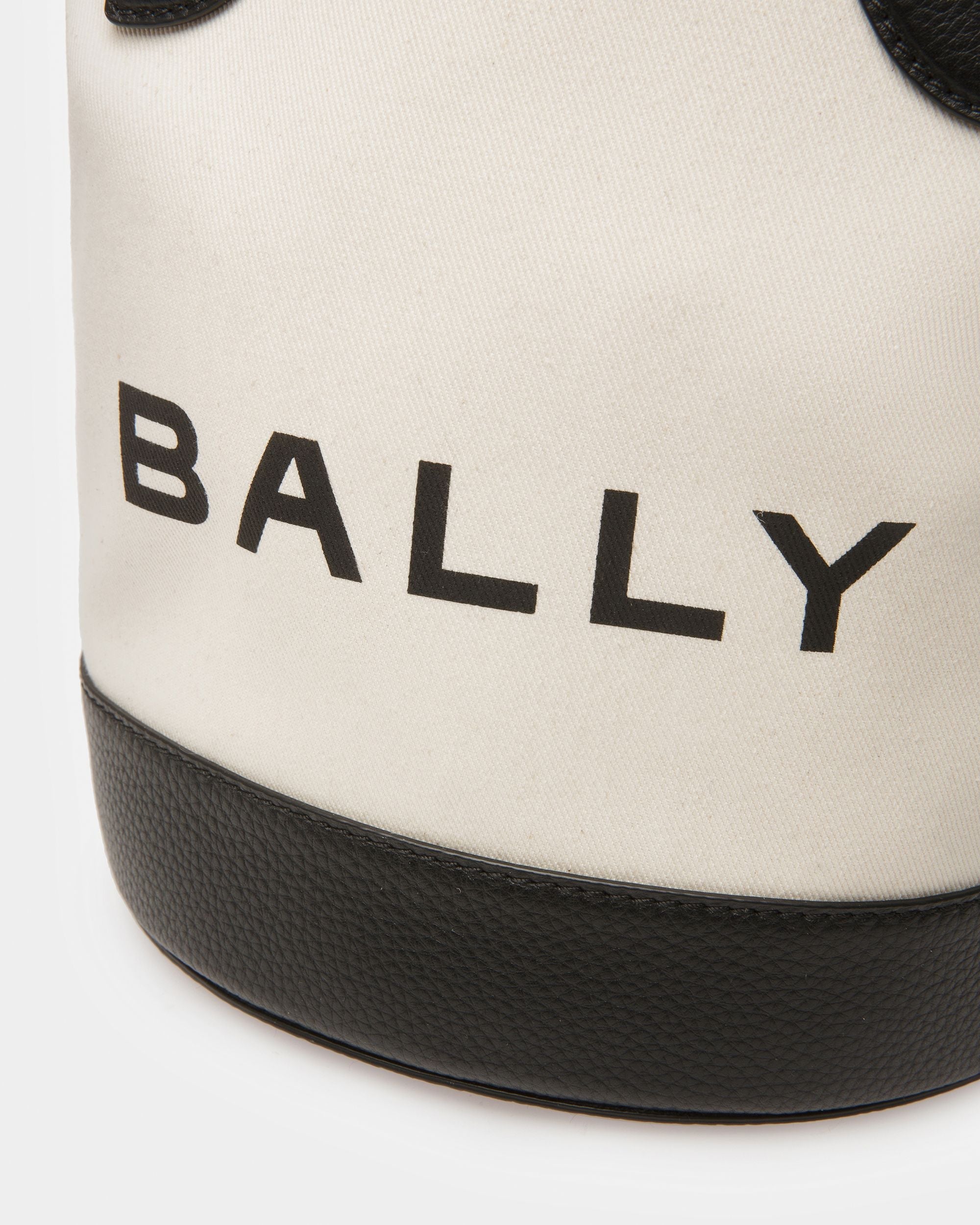 Bally Global - Bolso Cubo Bar De Tela Color Natural Y Negro - Blanco