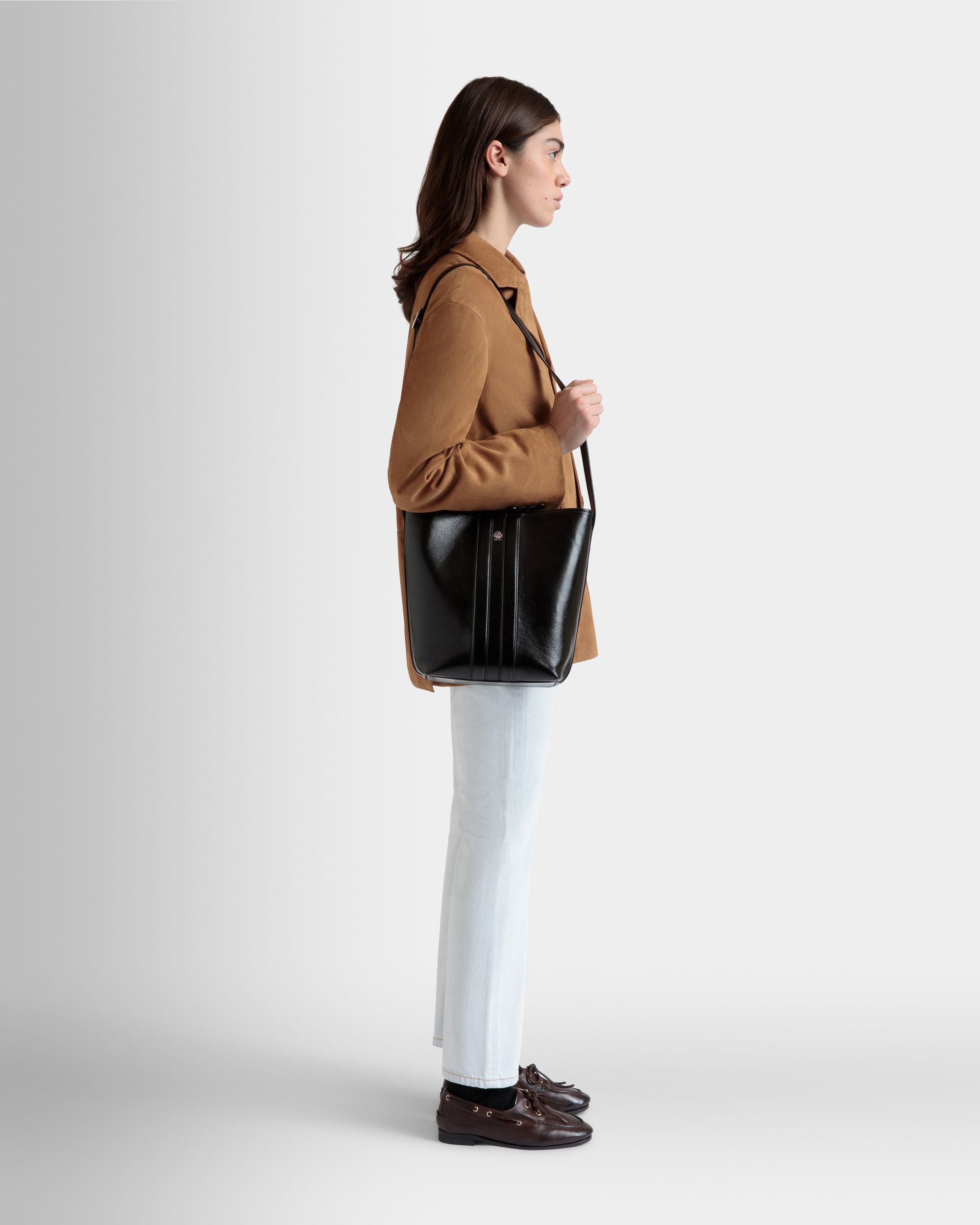 Bally Global - Beckett Bucket Bag in Black Leather - Negro