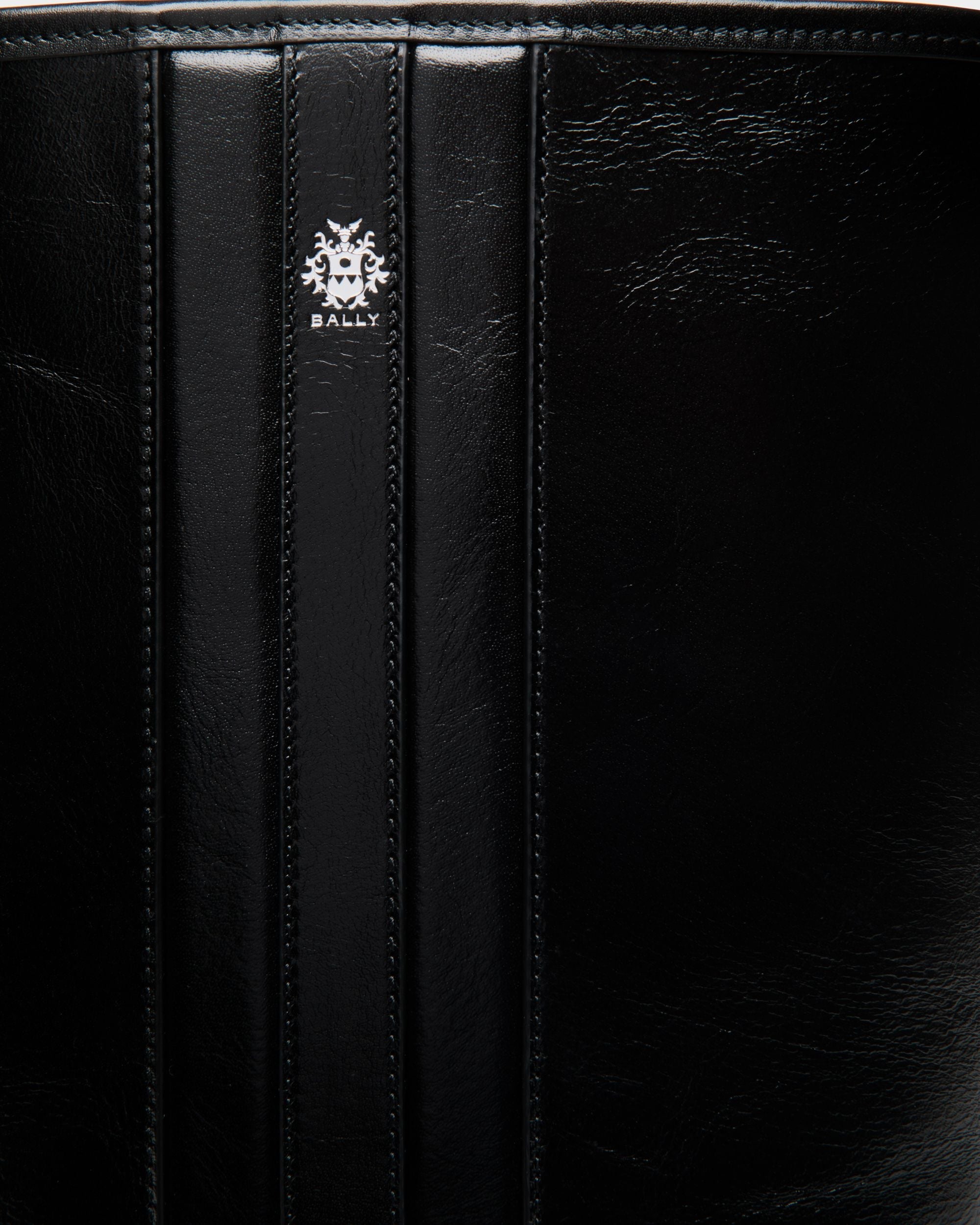 Bally Global - Beckett Bucket Bag in Black Leather - Negro