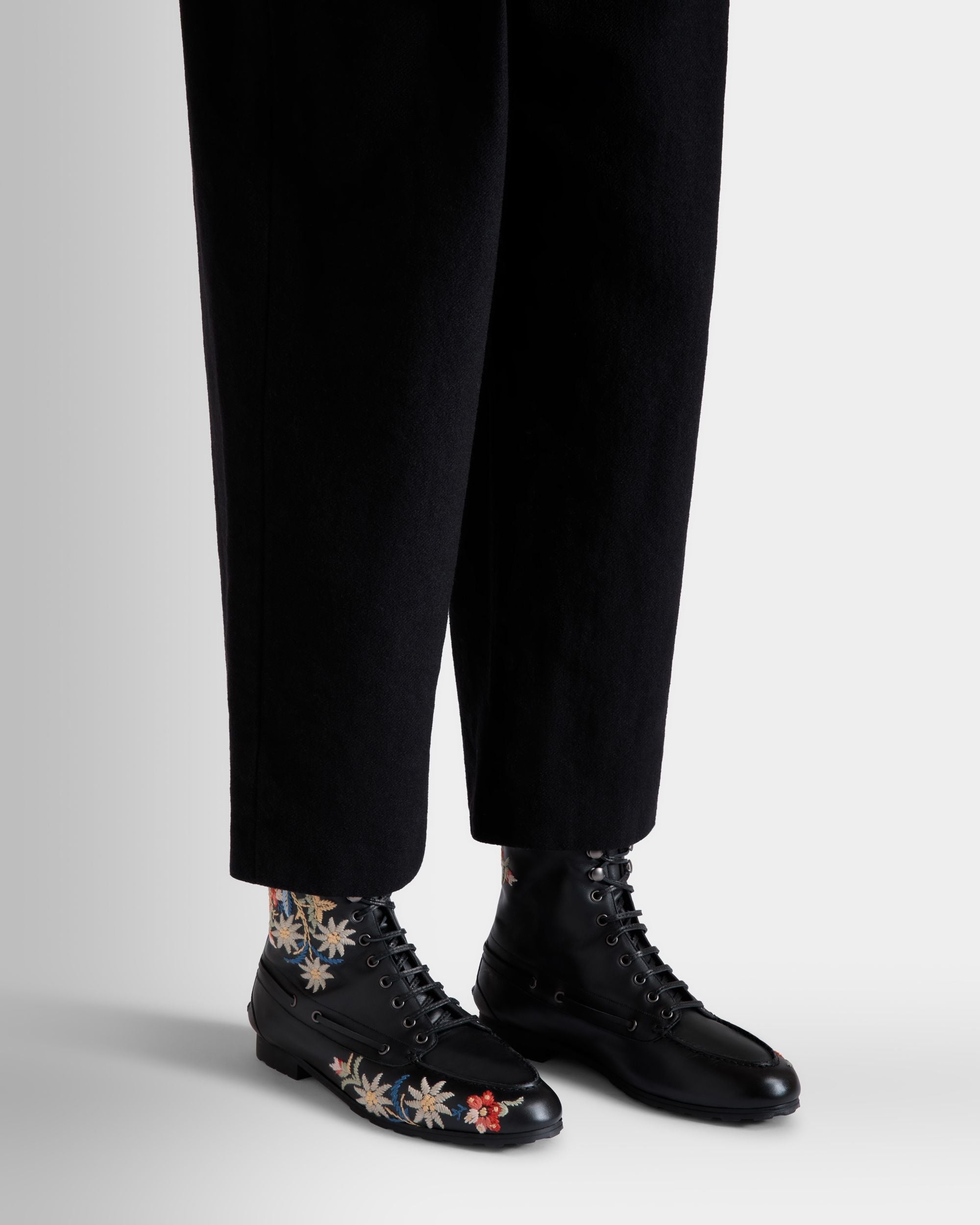 Bally Global - Botín De La Cápsula Winter De Piel Negra Con Alpine Flowers - Negro