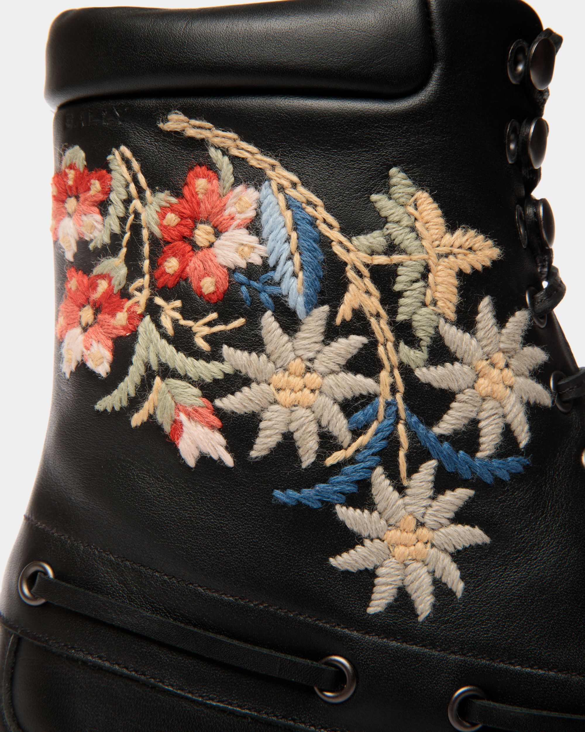 Bally Global - Botín De La Cápsula Winter De Piel Negra Con Alpine Flowers - Negro