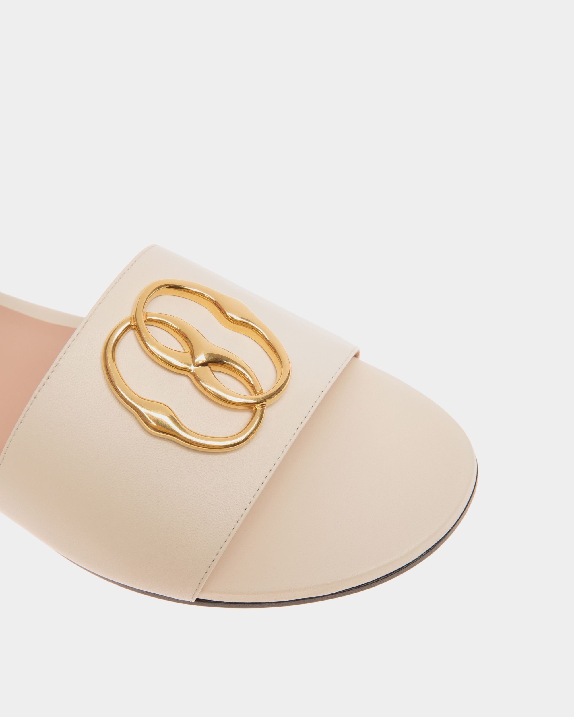 Bally Global - Mule Emblem À Talon Plat En Nappa Noir - Blanc
