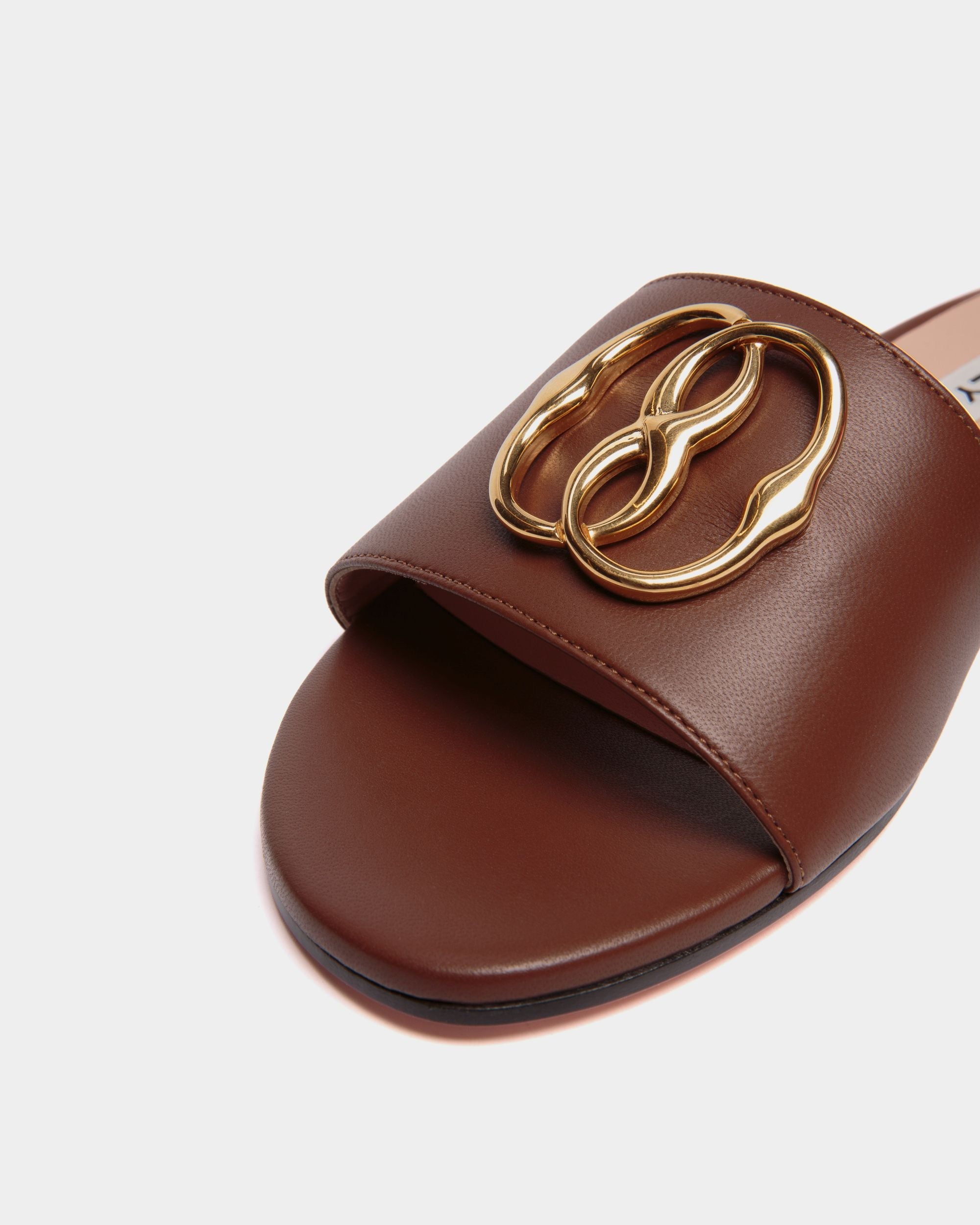 Bally Global - Mule Emblem À Talon Plat En Cuir Nappa Marron - Marron