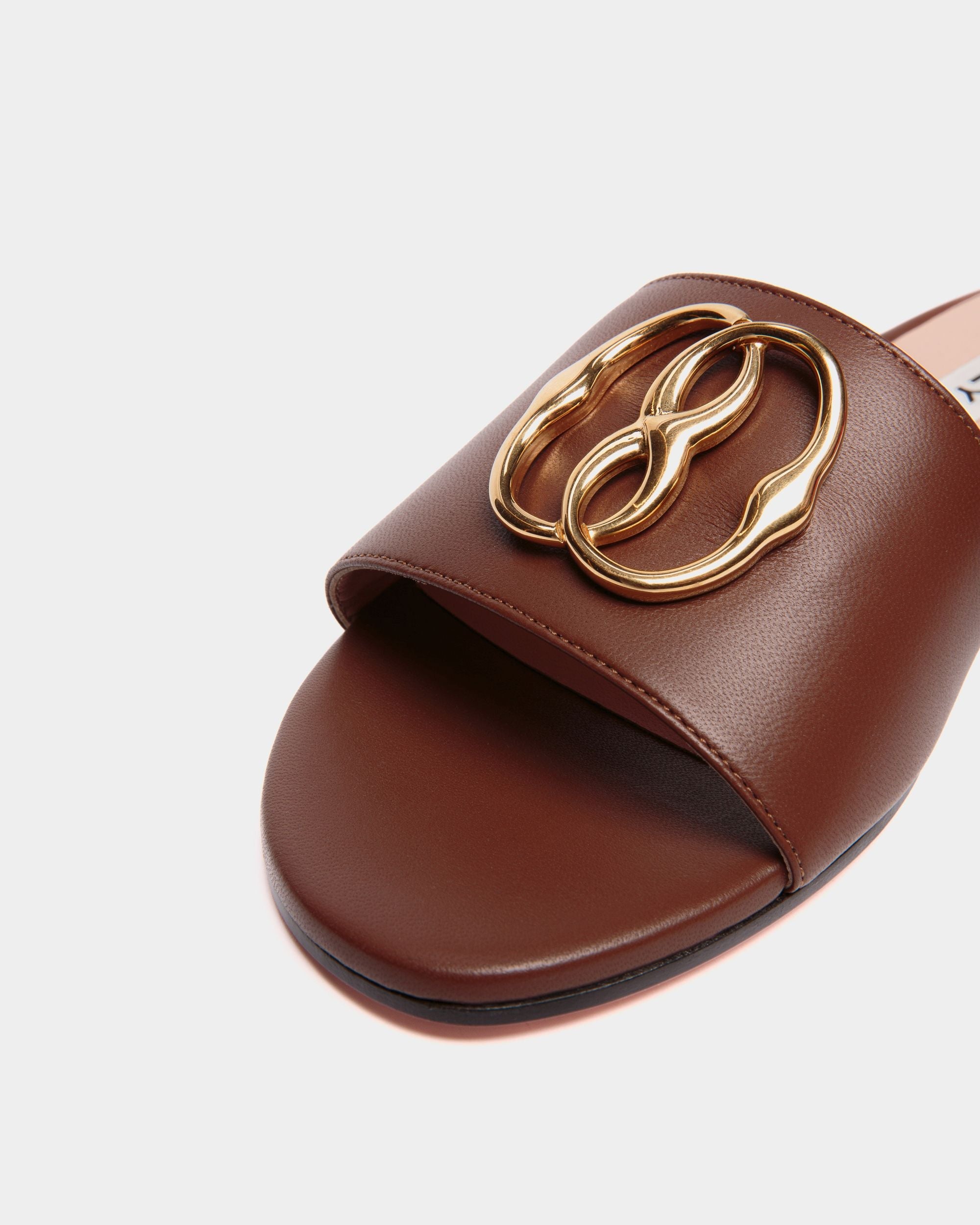Bally Global - Mule Emblem À Talon Plat En Cuir Nappa Marron - Marron