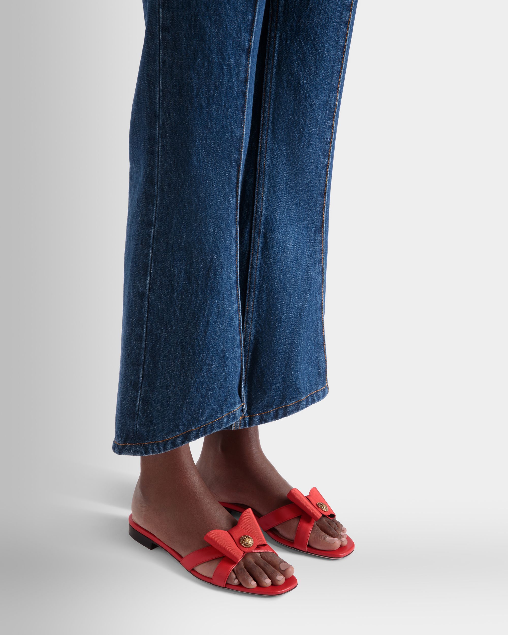 Bally Global - Sandalia Plana B-Bow De Piel Roja - Rojo