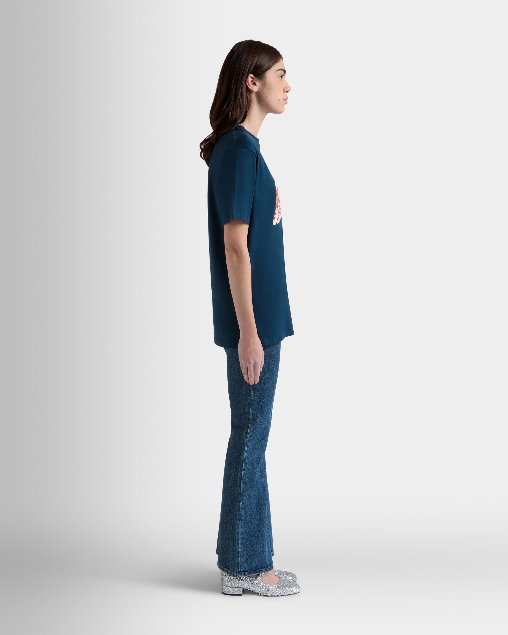 Bally Global - T-Shirt in Navy Blue Cotton With a Bally Cake Print - Blue