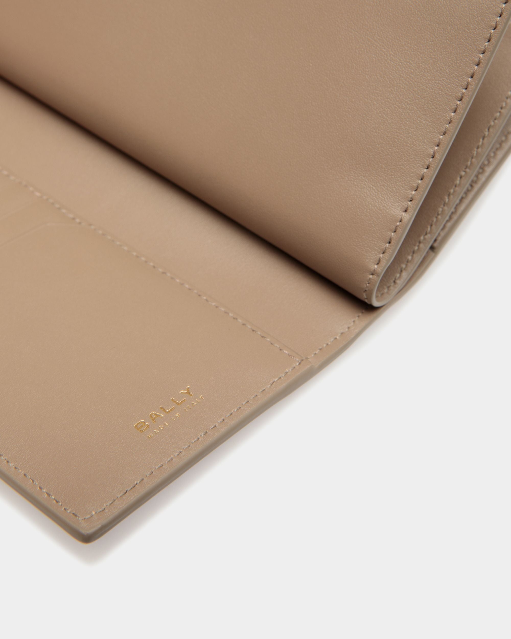Bally Global - Cartera Alargada Lock Me De Piel Granulada Topo - Marrón