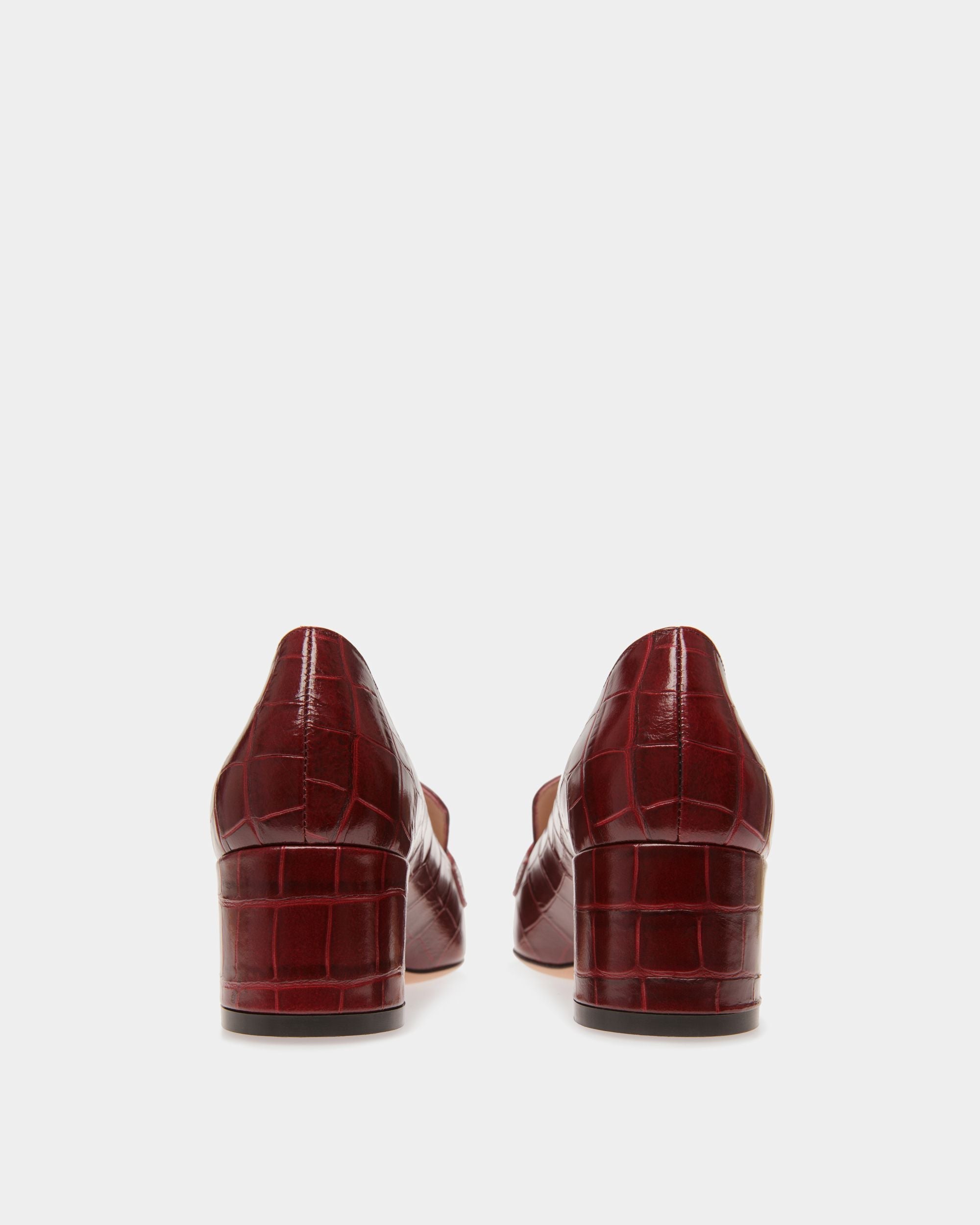 Bally Global - Zapatos De Salón Emblem De Piel Con Estampado De Cocodrilo Rojo Oscuro - Rojo