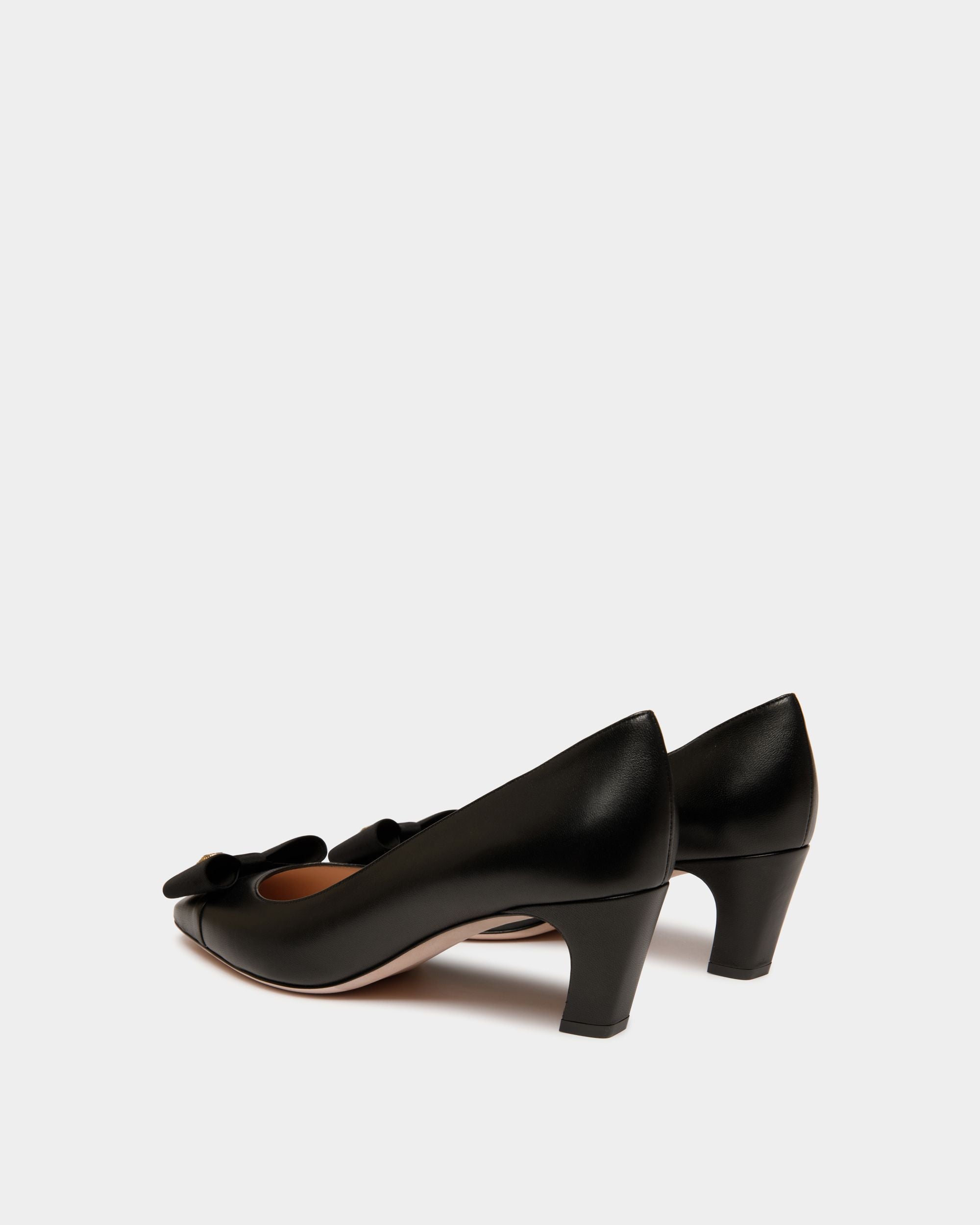 Bally Global - Zapato De Salón B-Bow De Piel En Negro - Negro