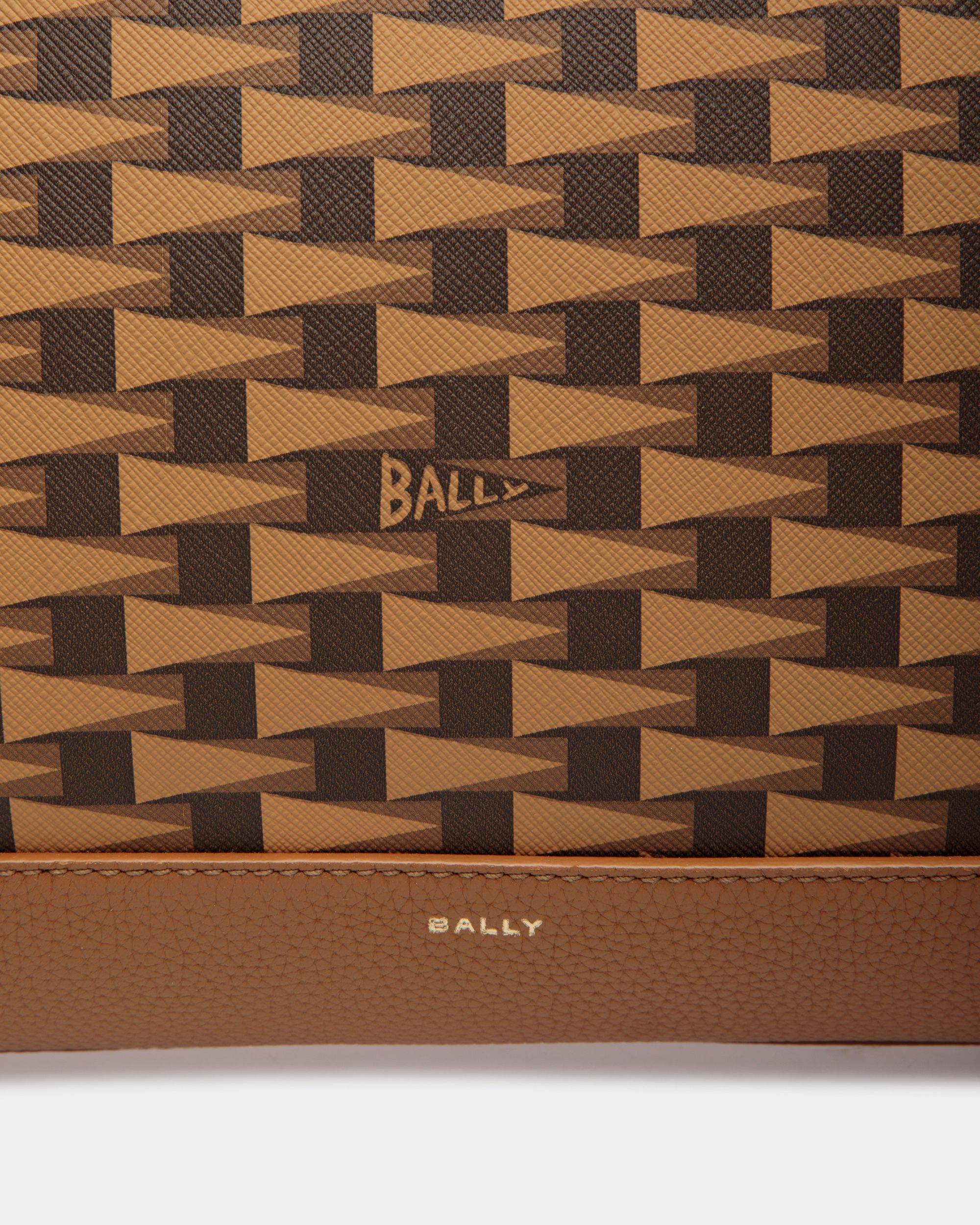 Bally Global - Bolso De Viaje Pennant De TPU Y Piel Color Desierto - Marrón