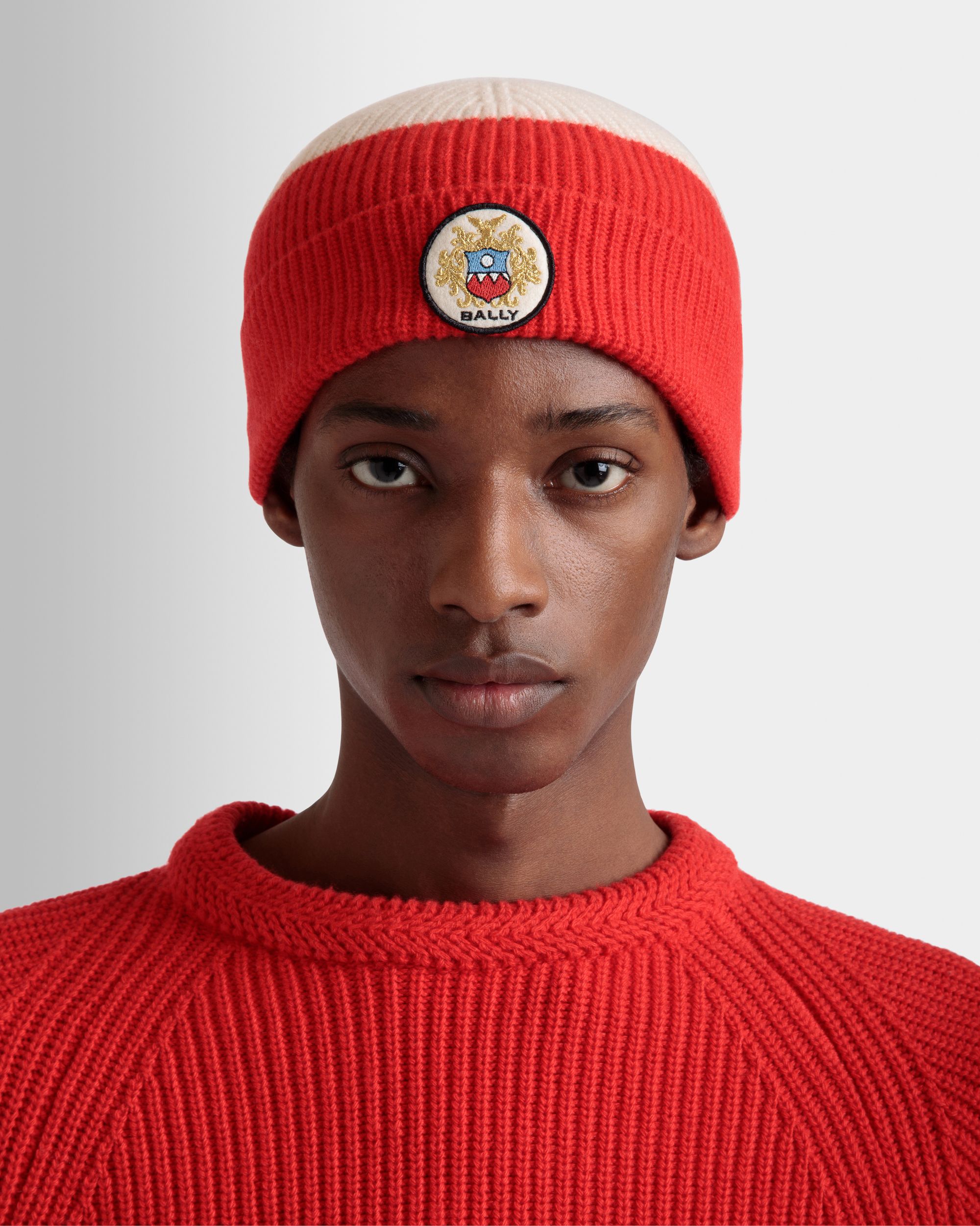 Bally Global - Gorro Con Logotipo Bally Crest De Lana Candy Red Y Marfil - Multicolor