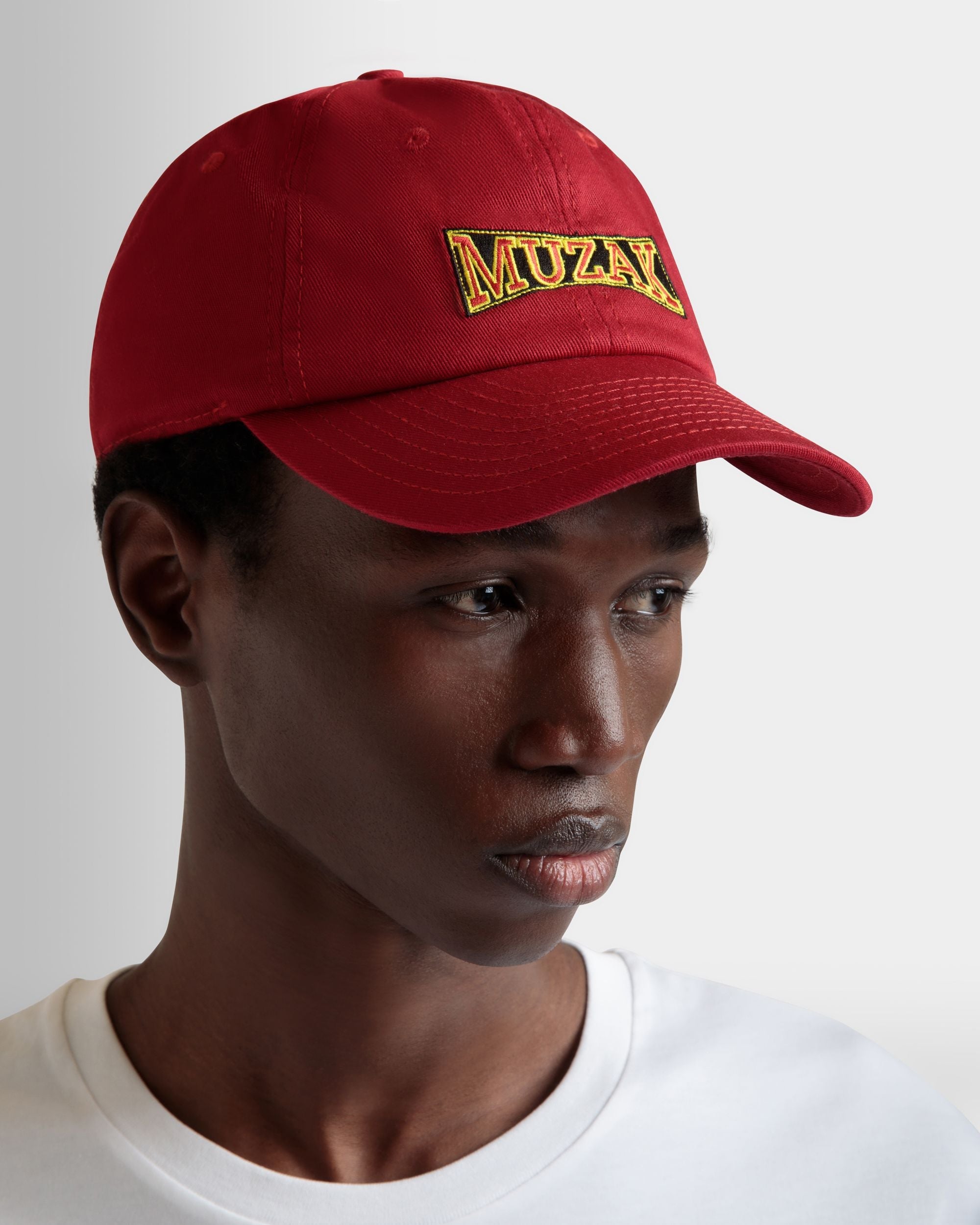Bally Global - Gorra DJ Leo Mas X Bally De Algodón Heritage Red Con Bordado Muzak - Rojo