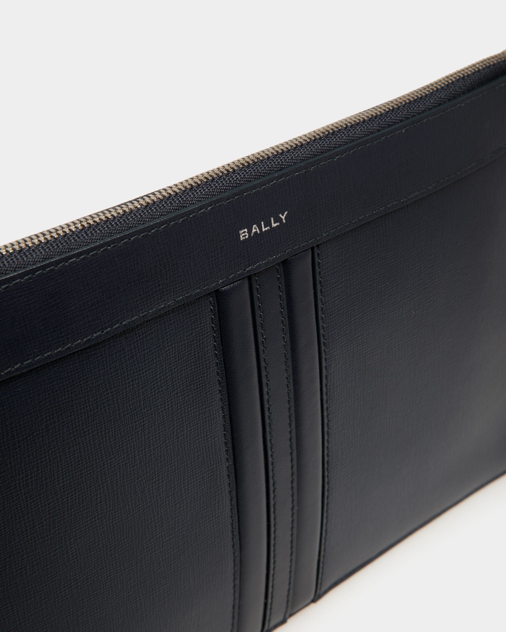 Bally Global - Pochette Mythos En Cuir Recyclé Navy Blue - Bleu