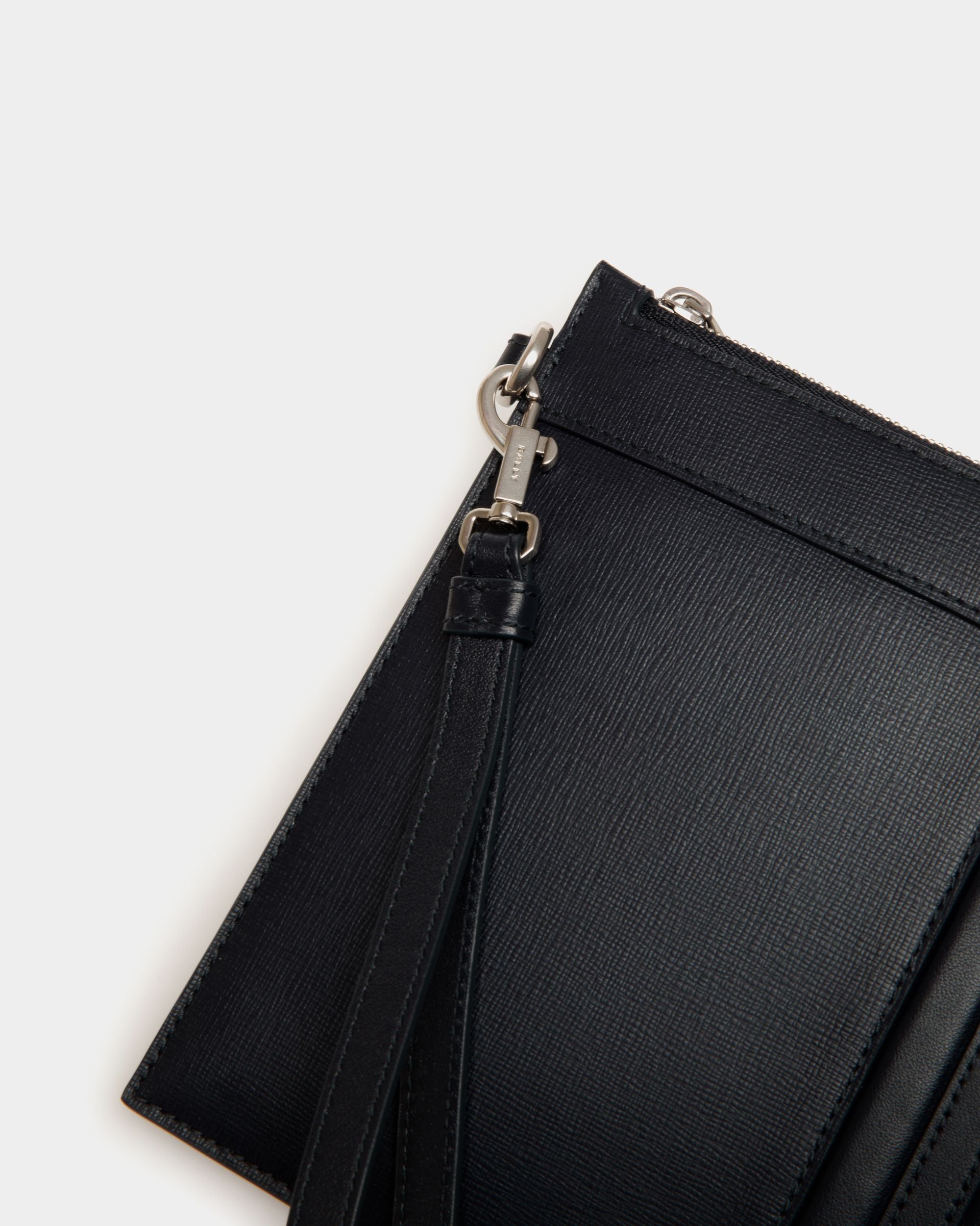 Bally Global - Pochette Mythos En Cuir Recyclé Navy Blue - Bleu