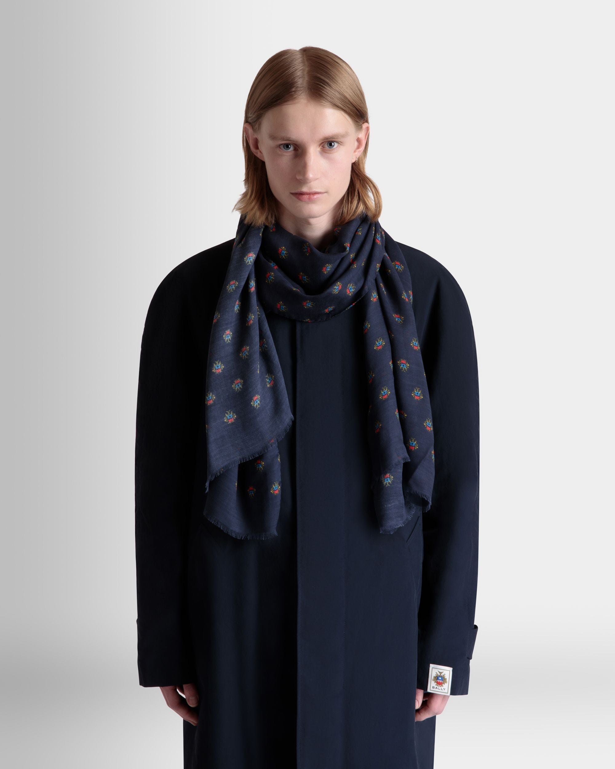 Bally Global - Écharpe Avec Imprimé Bally Crest All-Over En Modal Et Cachemire Navy Blue - Bleu