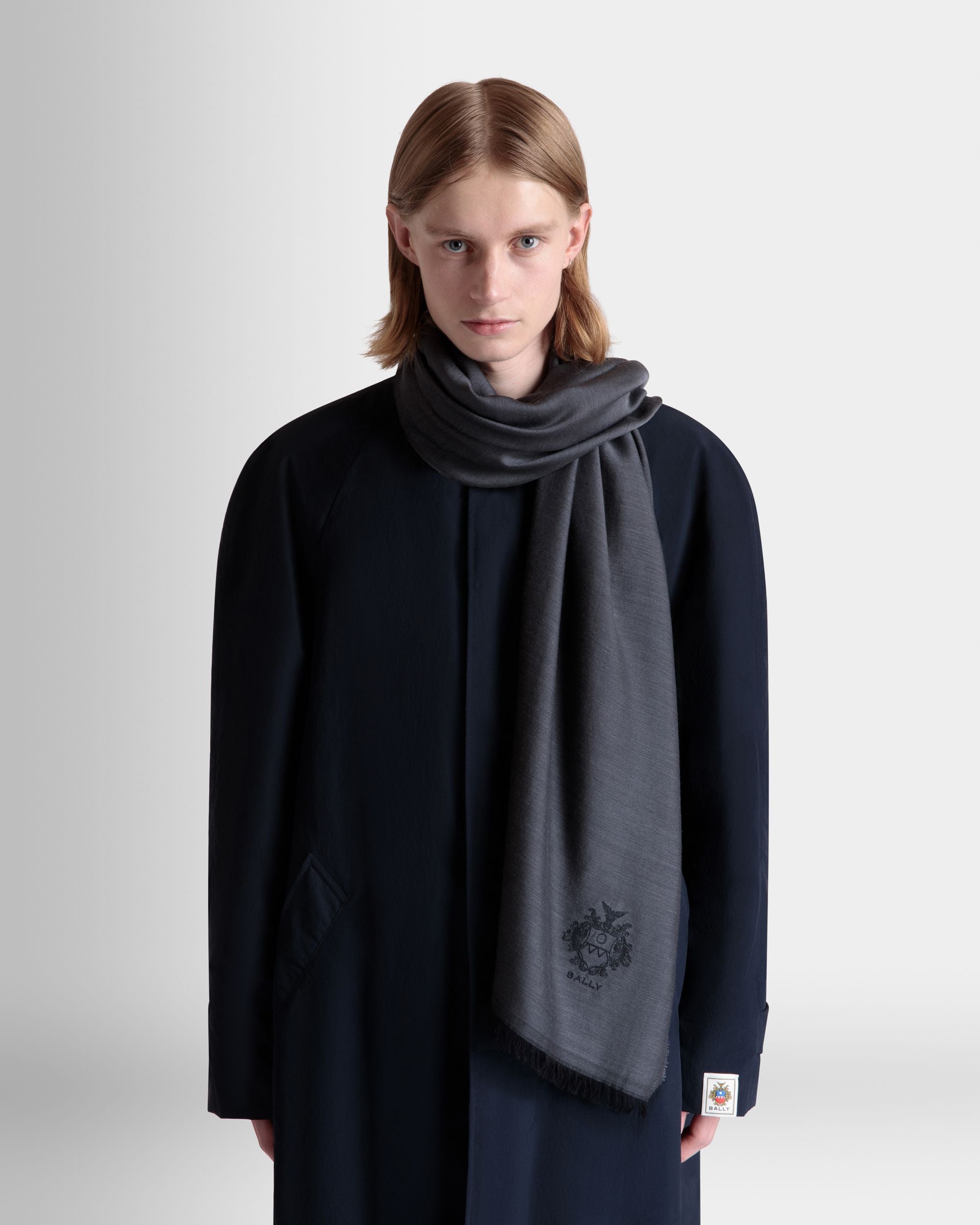 Bally Global - Écharpe Avec Détail Bally Crest En Soie Et Cachemire Dark Grey - Gris