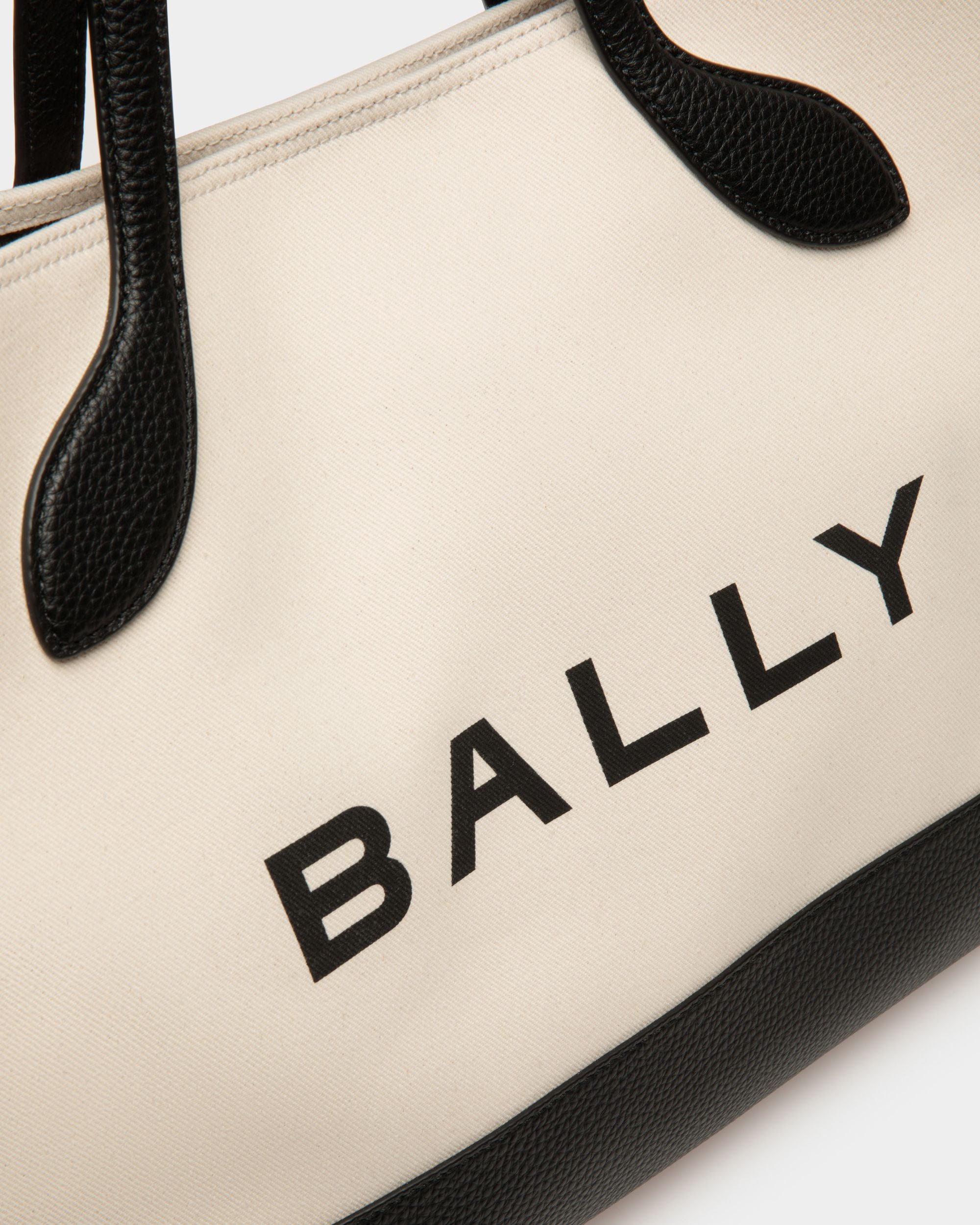 Bally Global - Bolso Tote Bar De Tela Color Natural Y Negro - Beige
