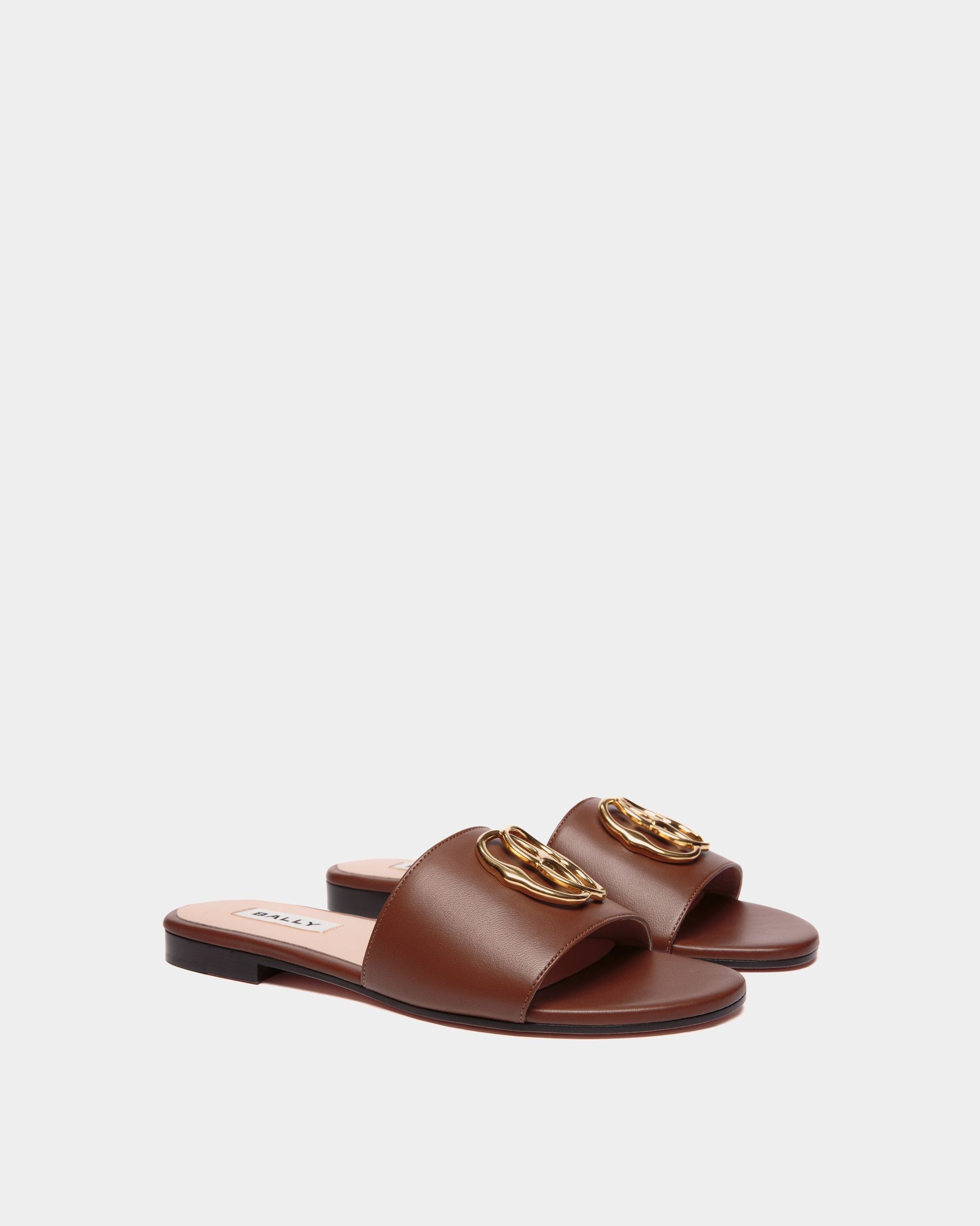 Bally Global - Mule Emblem À Talon Plat En Cuir Nappa Marron - Marron