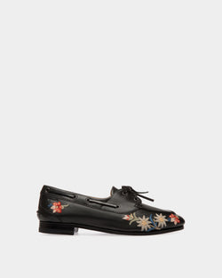 Mocassin En Cuir Noir De La Capsule Winter Avec Motif Alpine Flowers